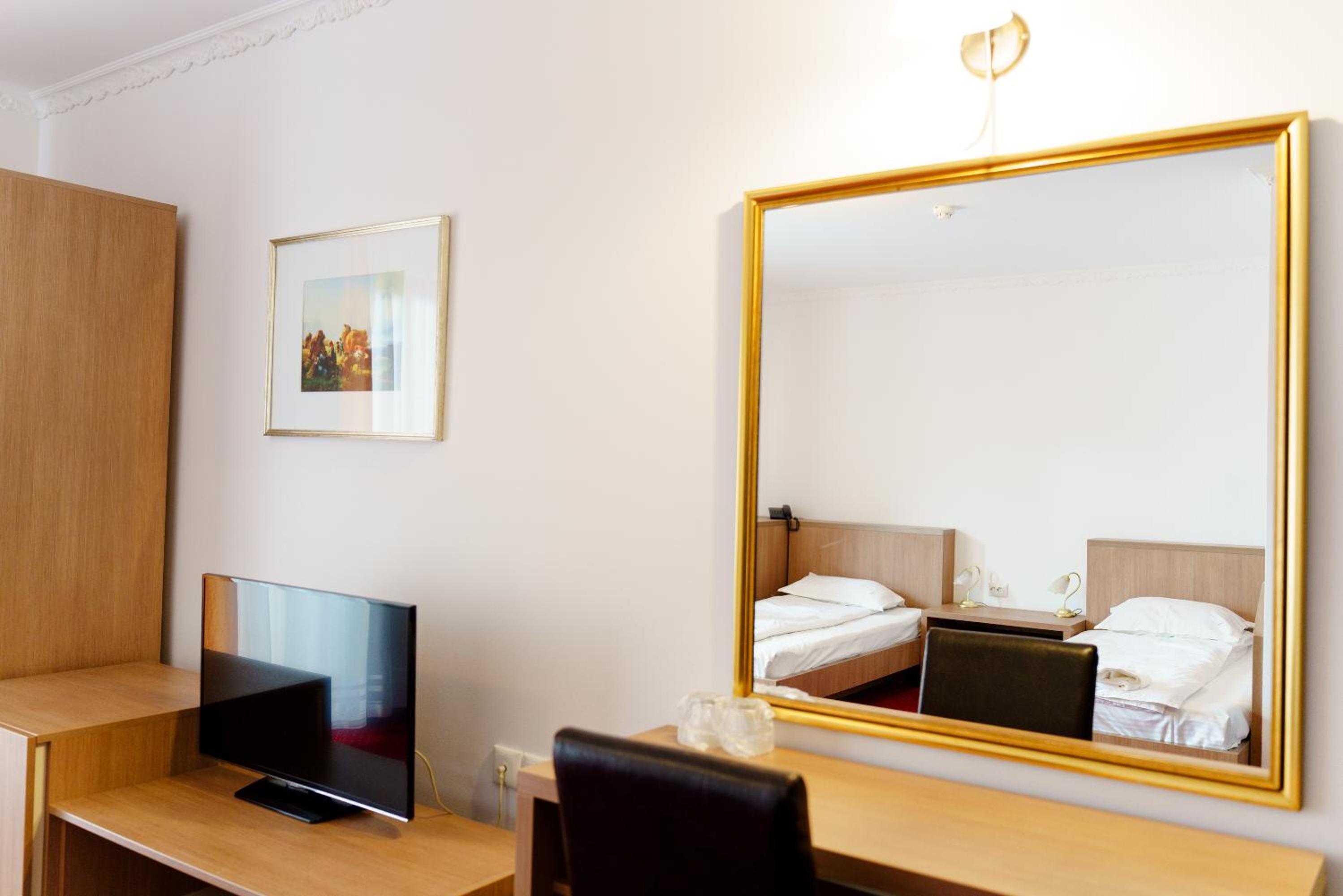 Family Room - Photo 10