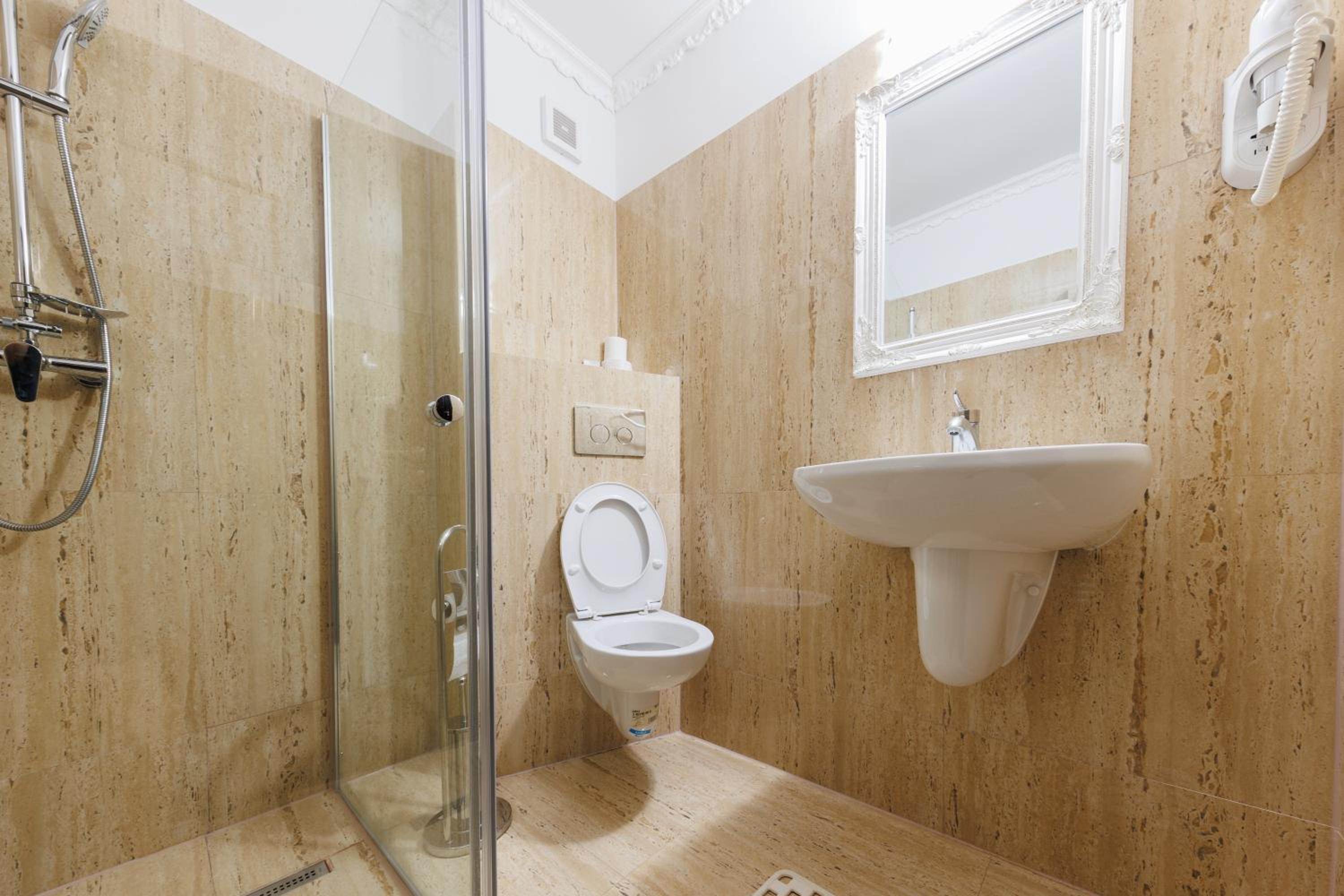 Twin Room - Photo 17
