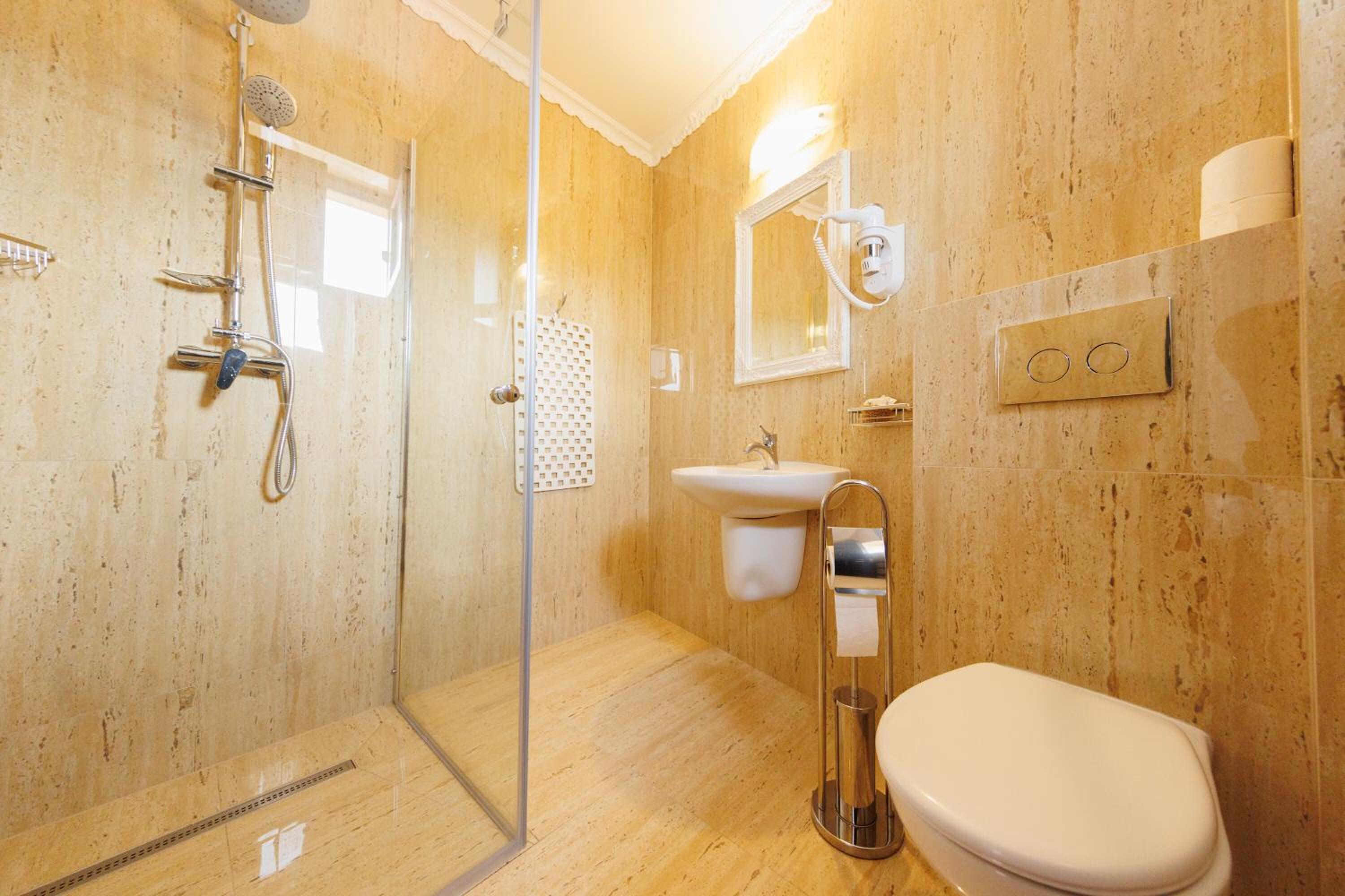 Twin Room - Photo 21