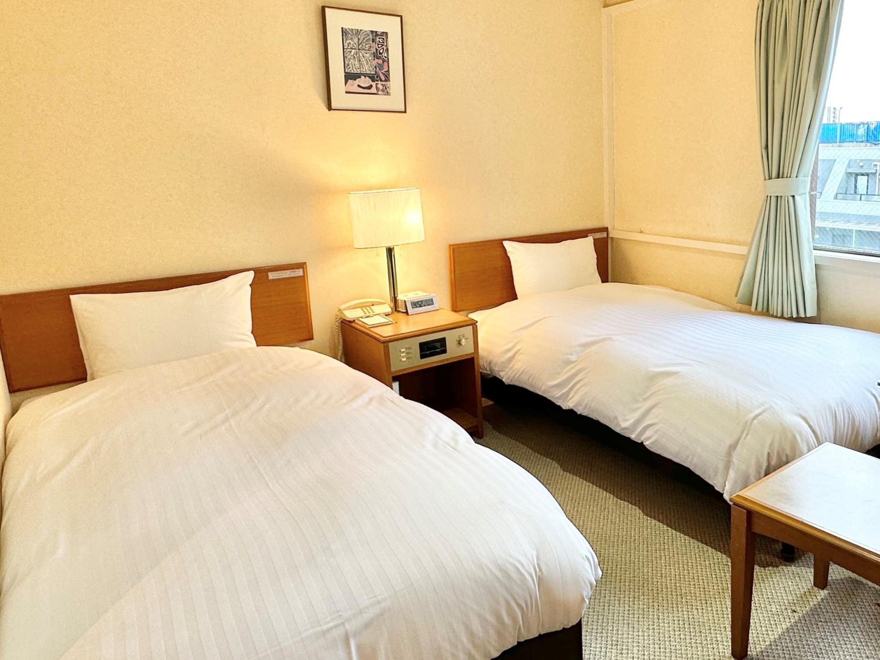 Twin Room with Private Bathroom - Smoking - Photo 1