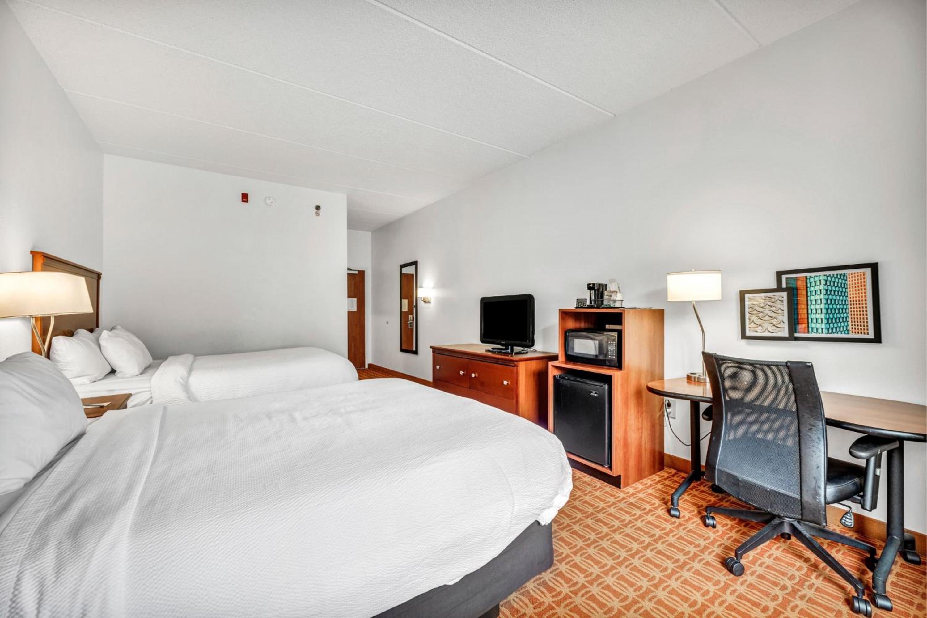 Queen Room with Two Queen Beds and Adapted Tub - Mobility Accessible - Photo 3