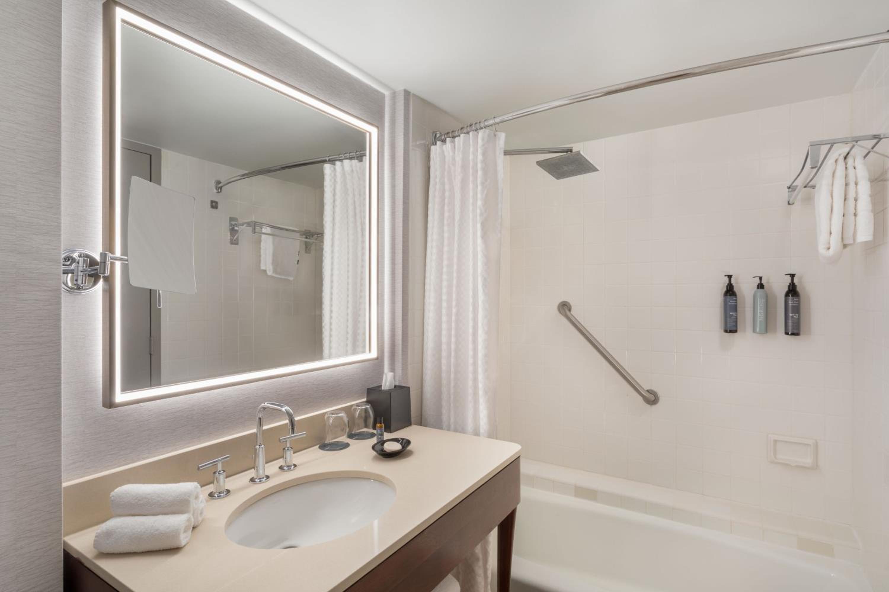 Deluxe Queen Room with Two Queen Beds - Photo 4