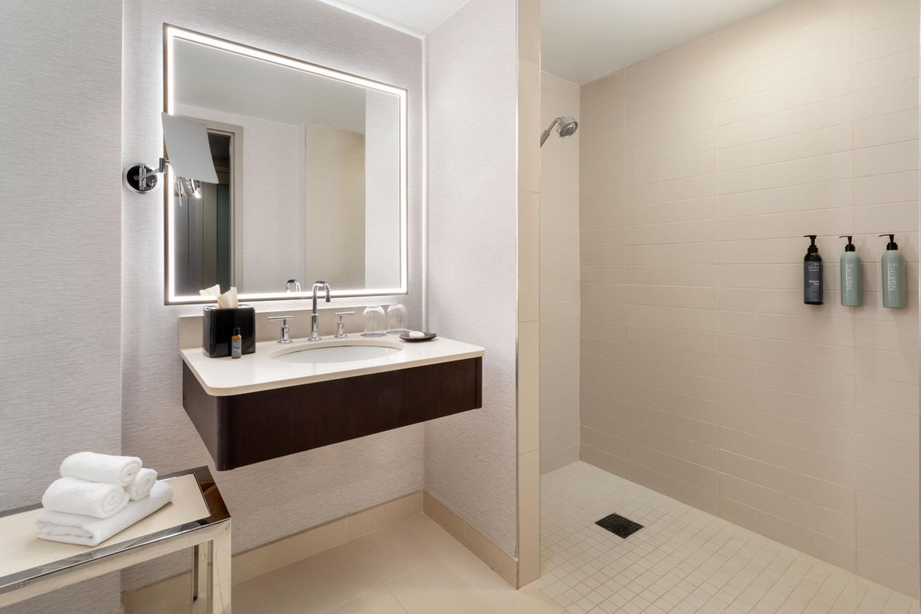 Traditional, Guest room, 1 King - Photo 5
