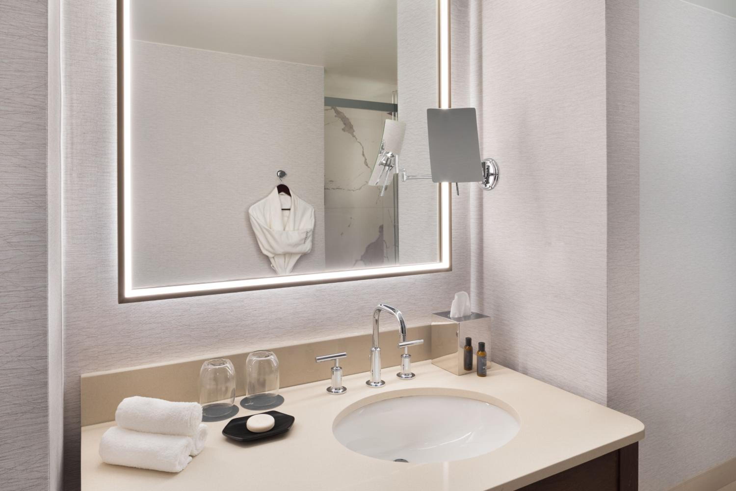 Traditional, Guest room, 2 Queen - Photo 5