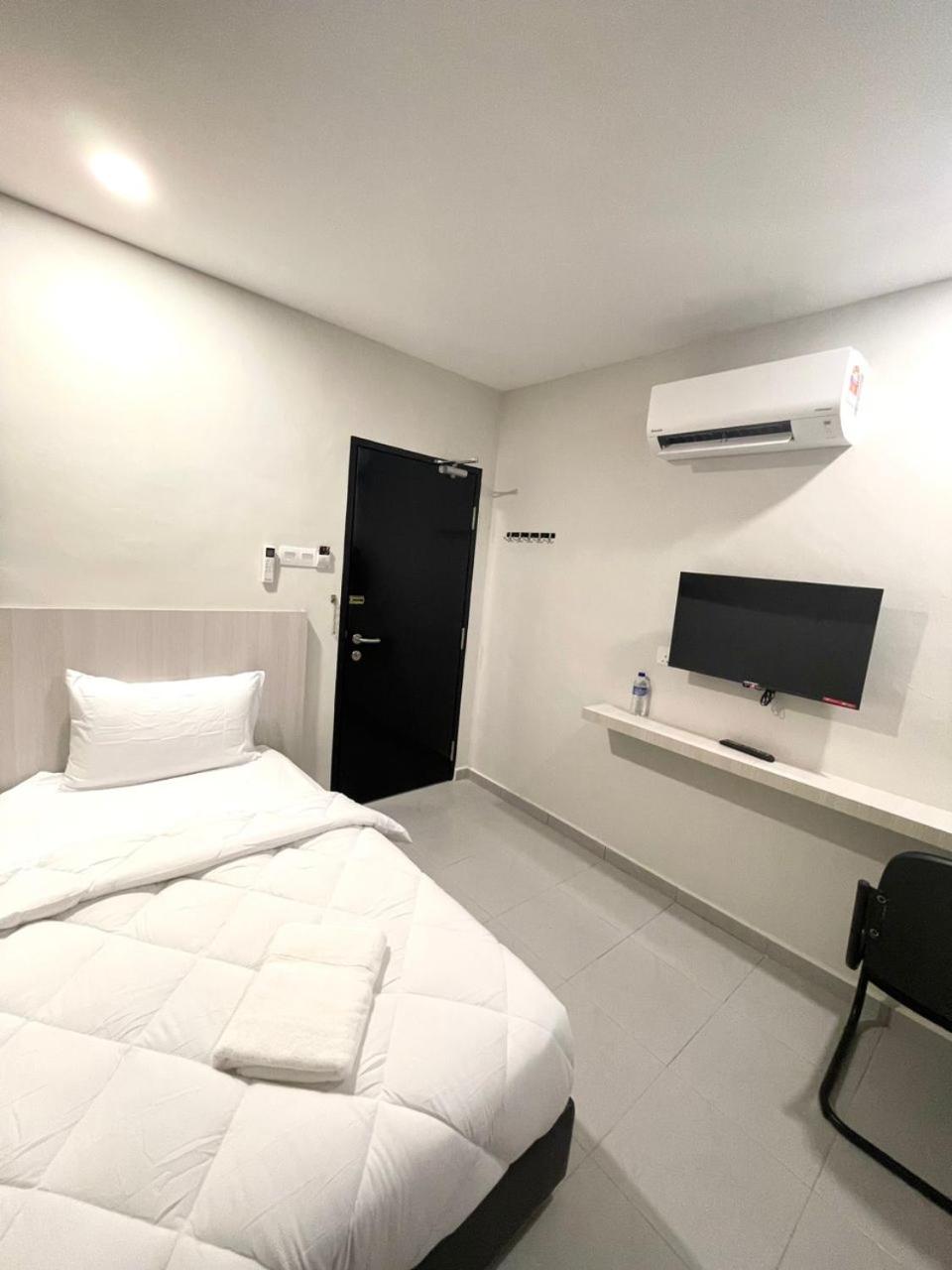 Single Room with Bathroom photo 1