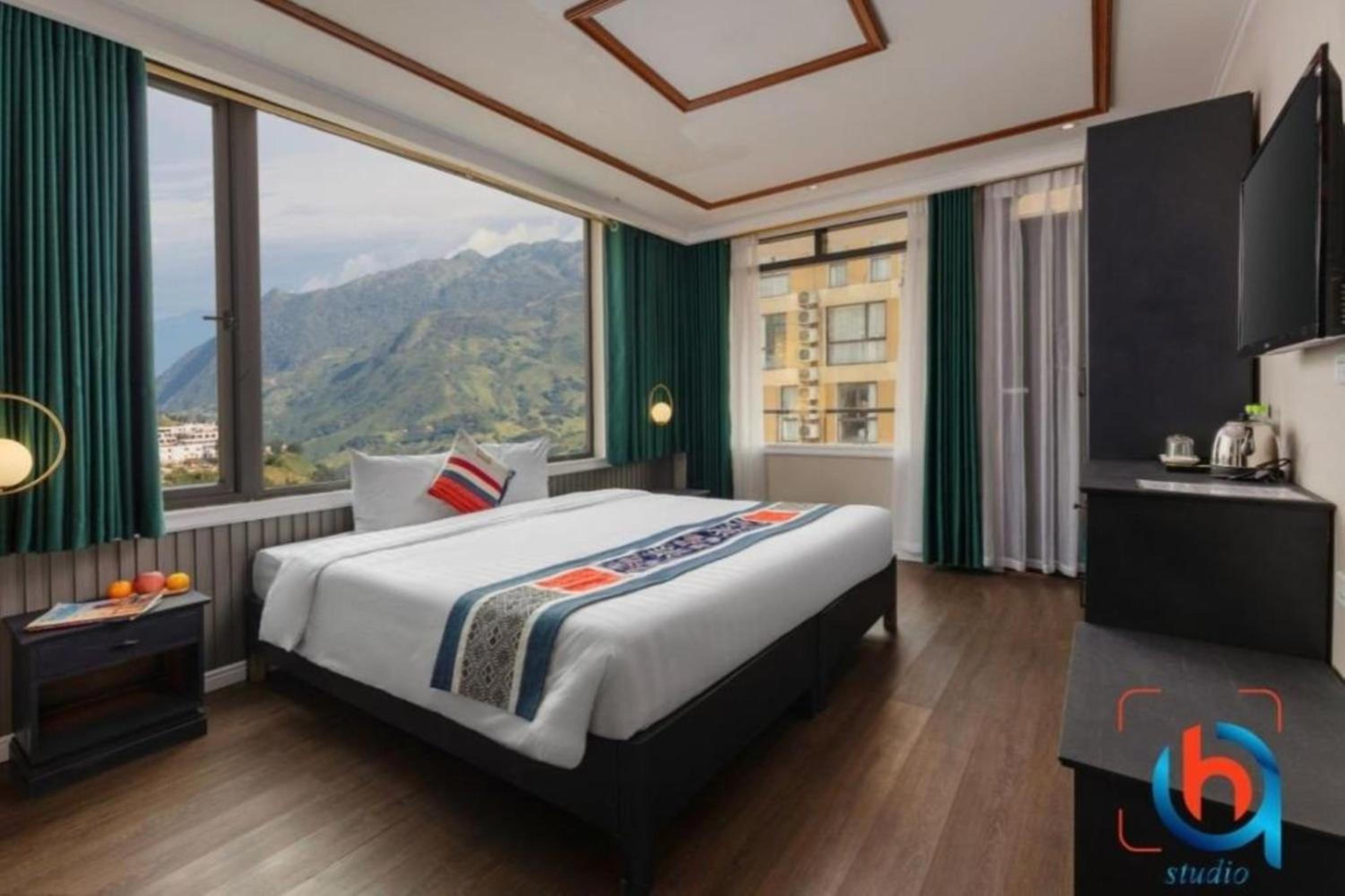 Double or Twin Room with Mountain View