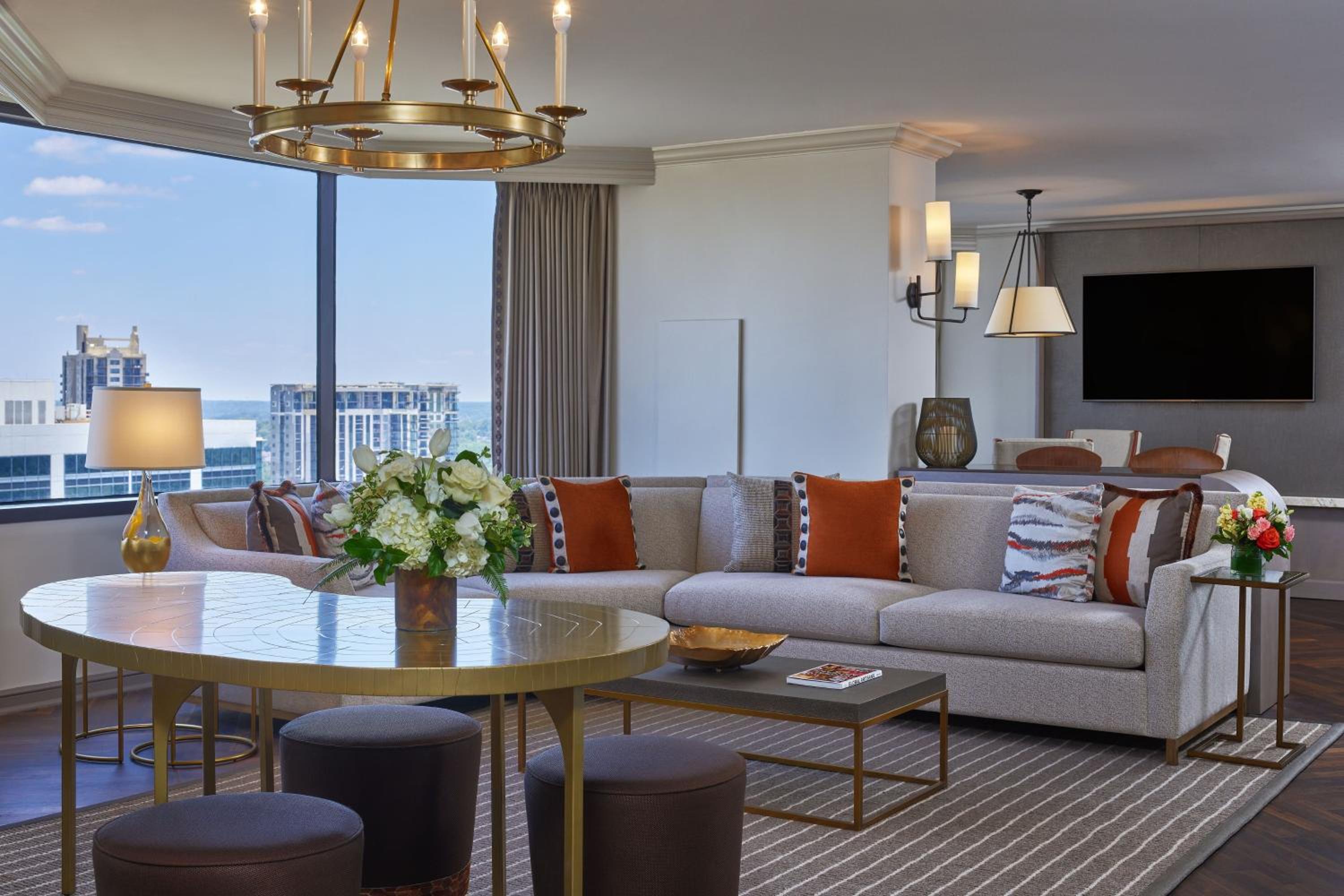 1 Bedroom Suite, 1 King, Skyline view, Corner room