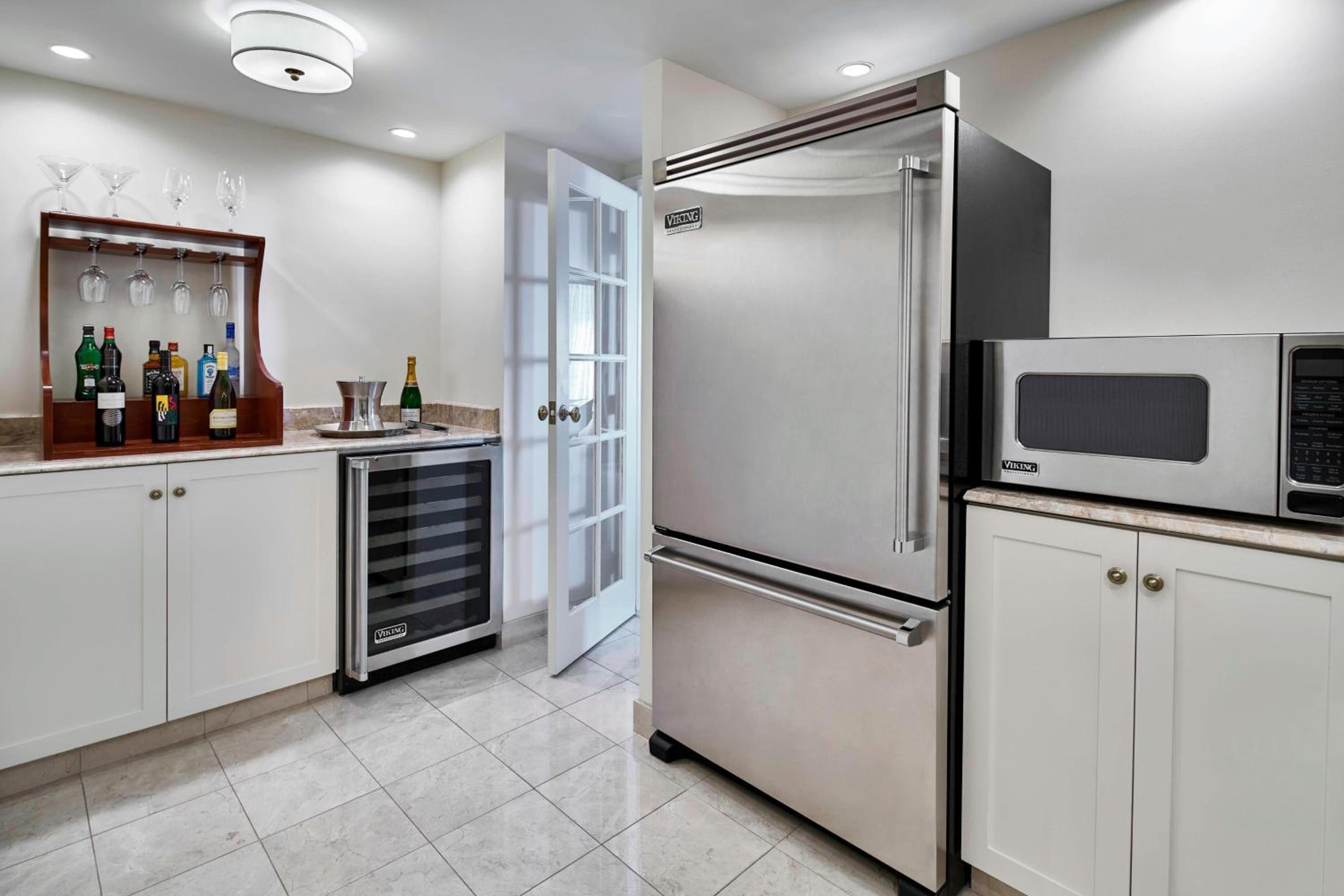 1 Bedroom Suite, 1 King, Skyline view, Corner room photo 2