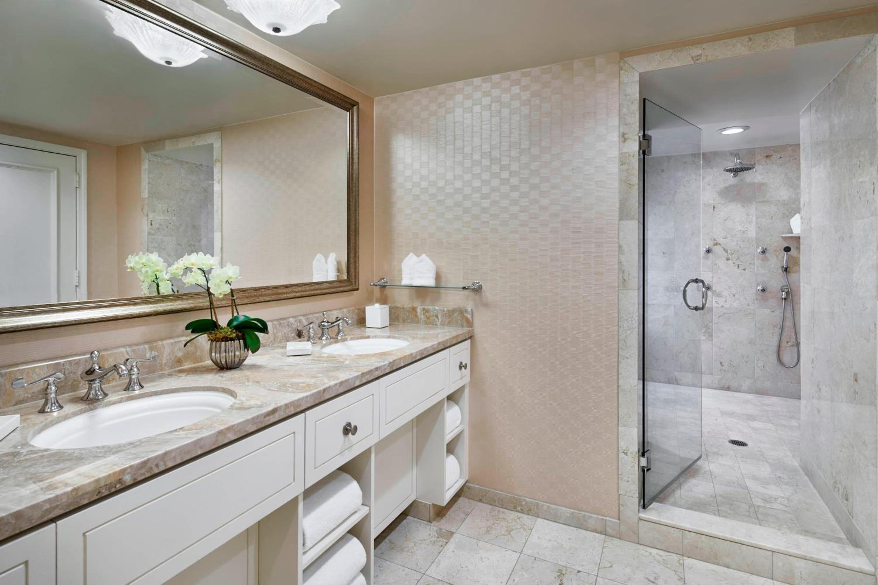 One-Bedroom Presidential King Suite with Skyline View