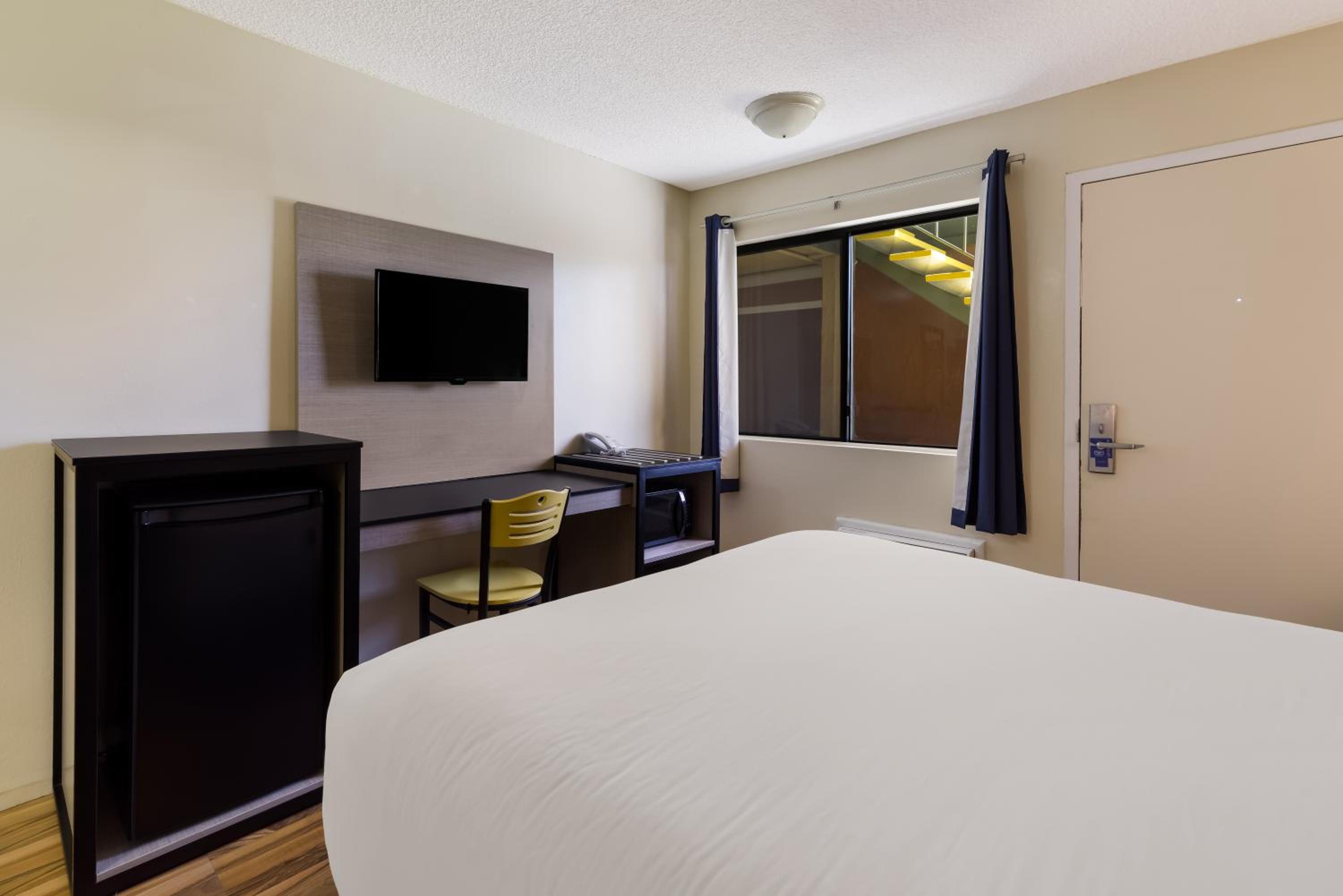 Standard Room One Queen Bed Non Smoking photo 3