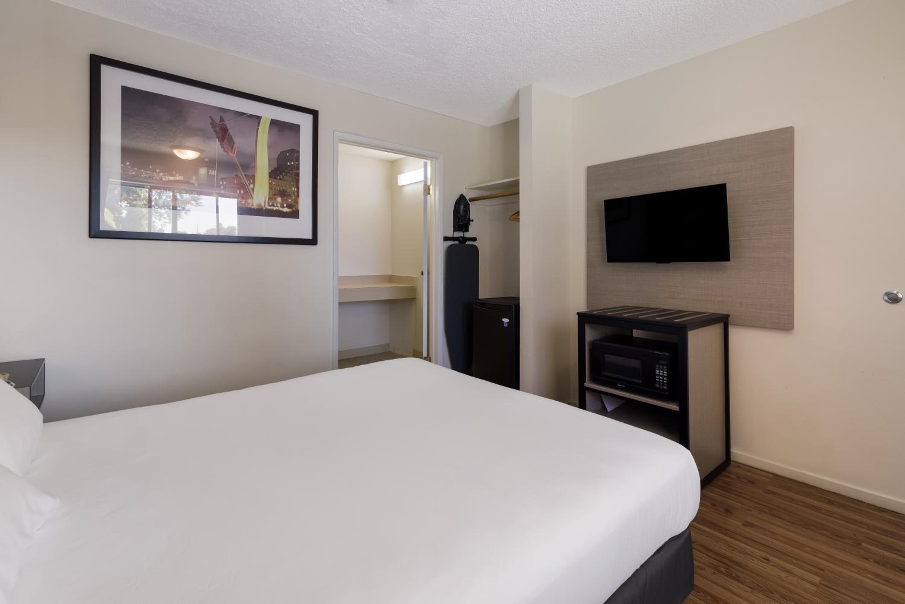 Standard Queen Room with Roll-In Shower - Disability Access Non-Smoking photo 1
