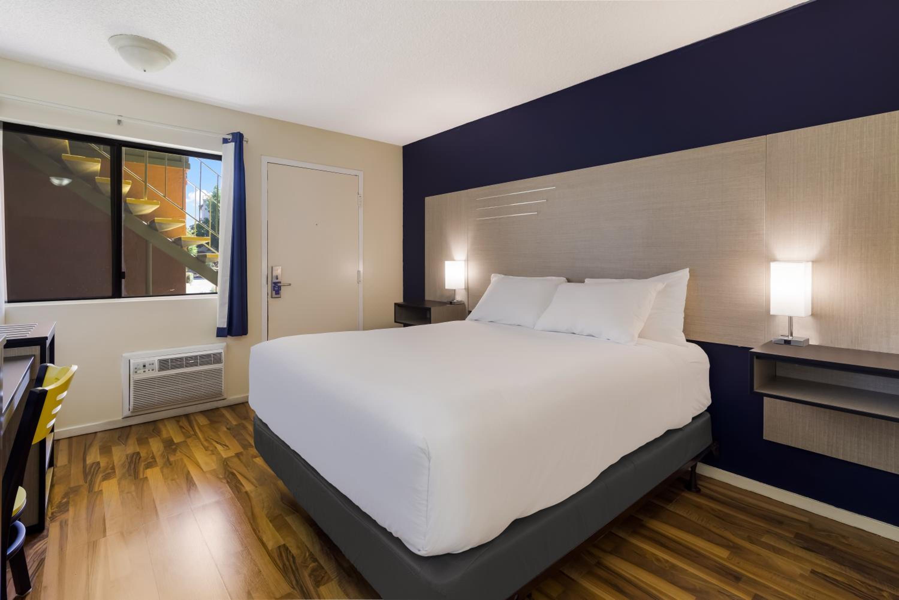 Standard Room One Queen Bed Non Smoking photo 2