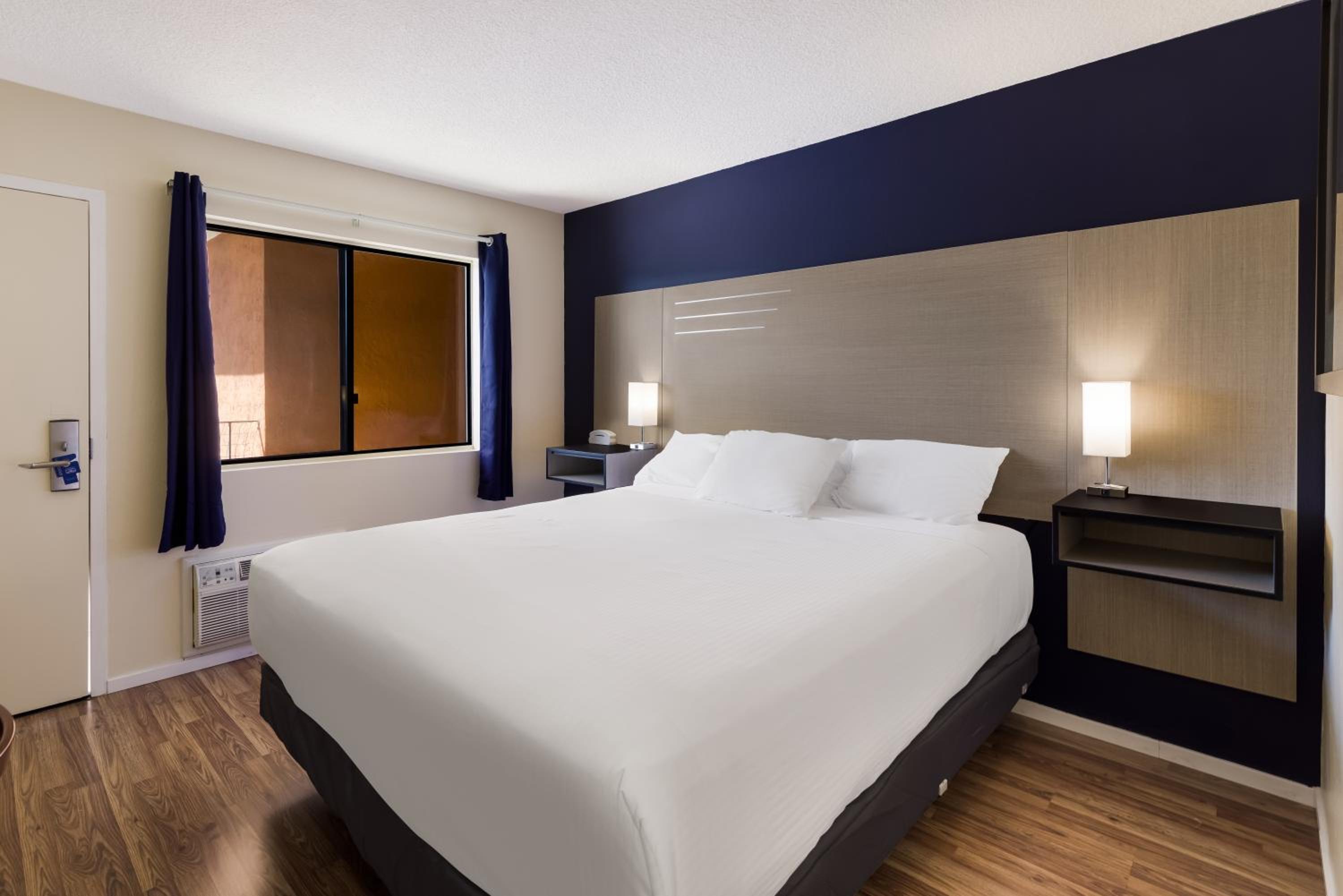 King Room - Non Smoking photo 2