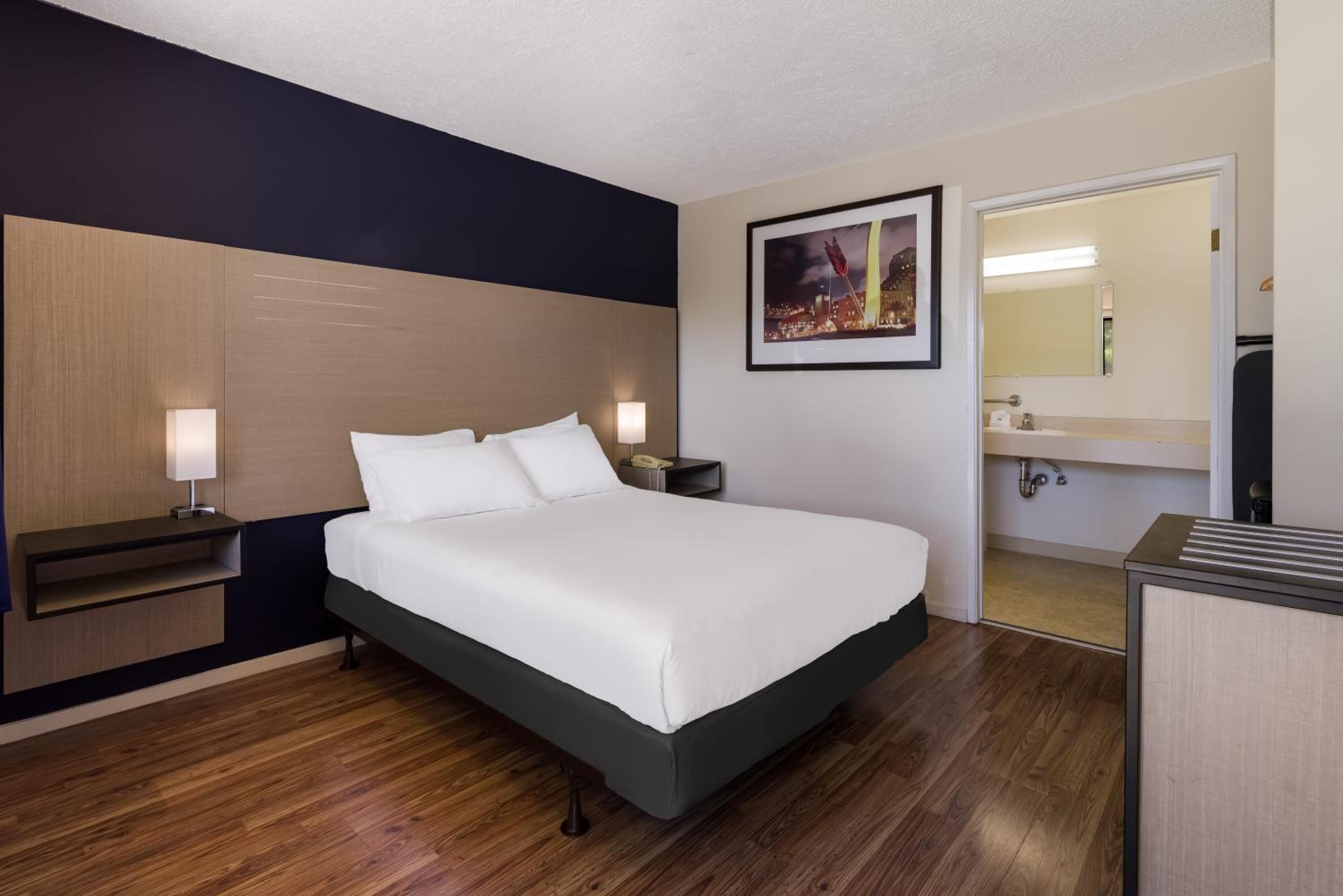 Standard Queen Room with Roll-In Shower - Disability Access Non-Smoking photo 3