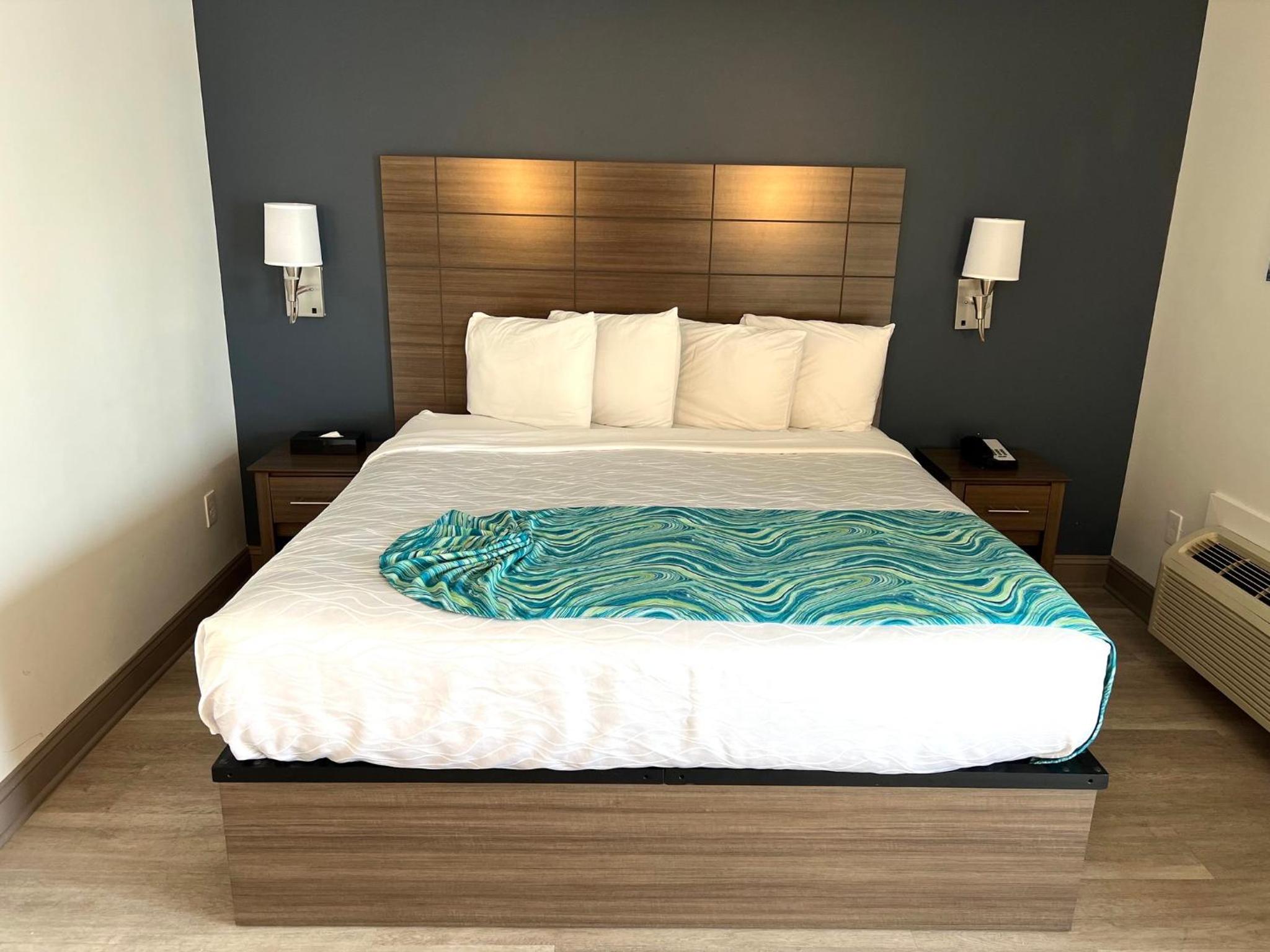 Deluxe King Room with Balcony Smoke Free photo 1