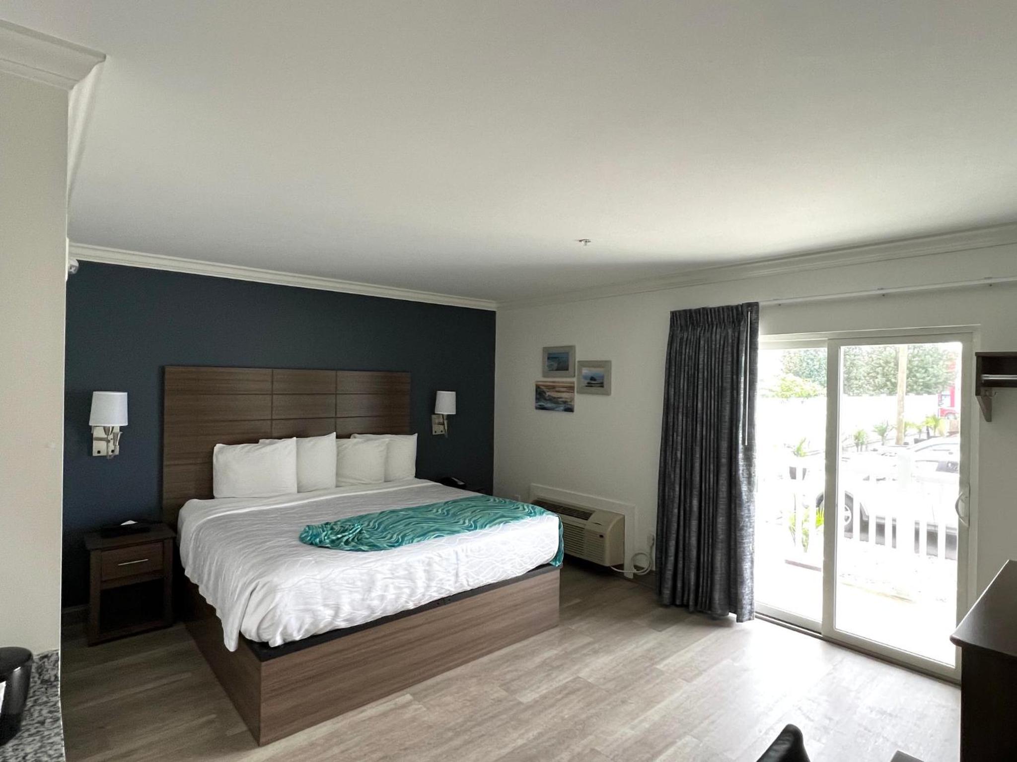 Deluxe King Room with Balcony Smoke Free photo 2
