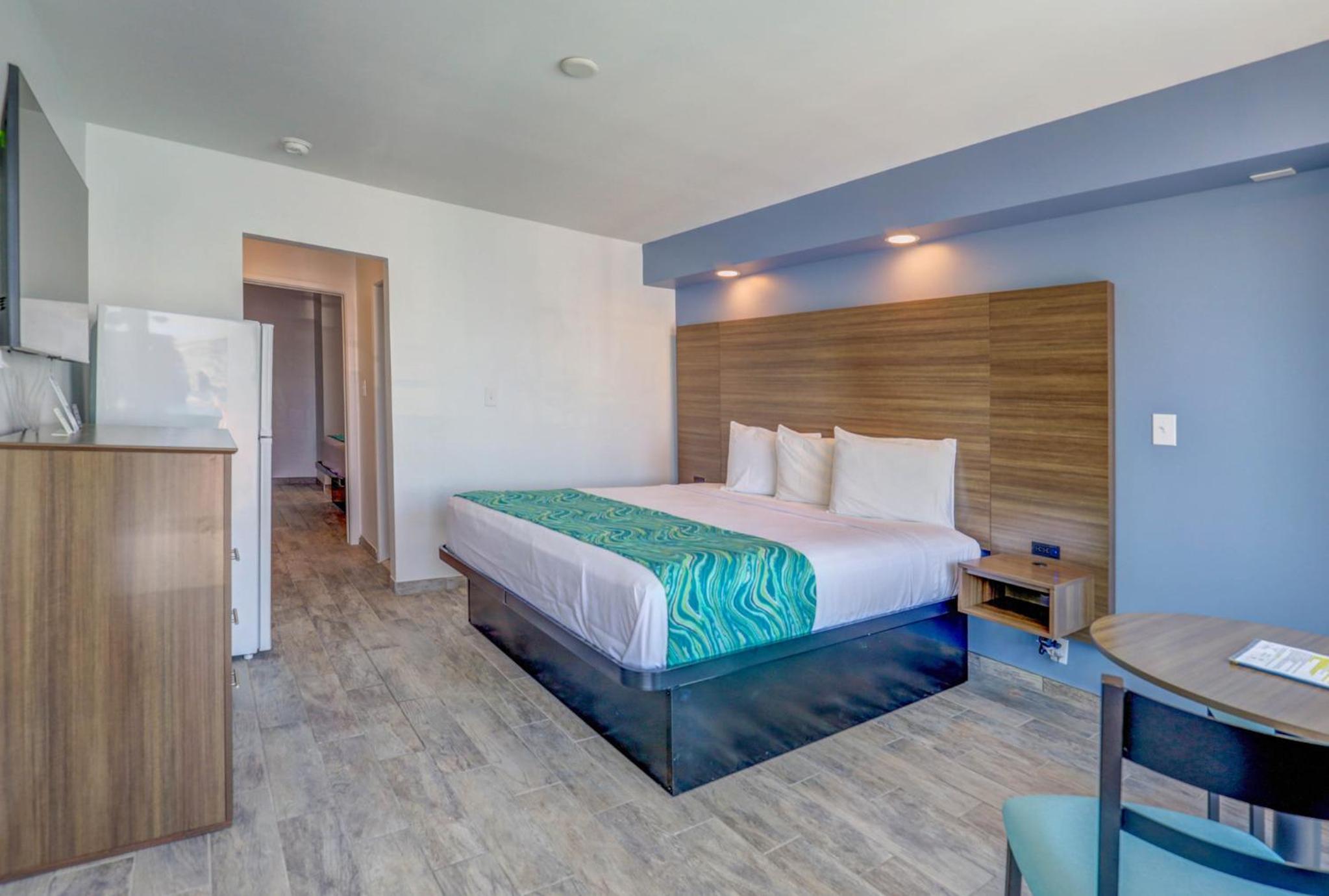 Two Room Suite with One King Bed, One Queen Bed Smoke Free, photo 6