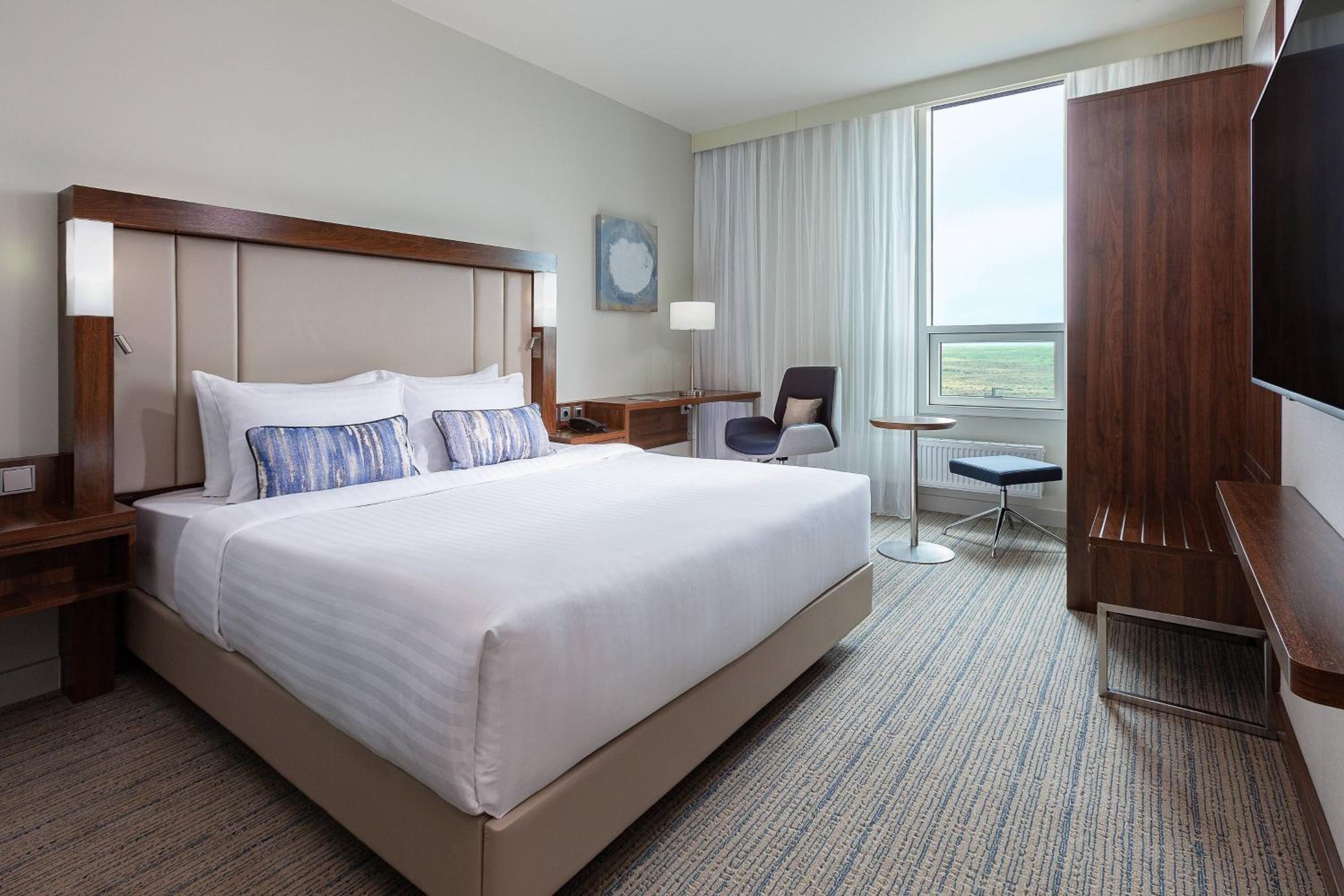 Deluxe, Guest room, 1 King - Photo 1