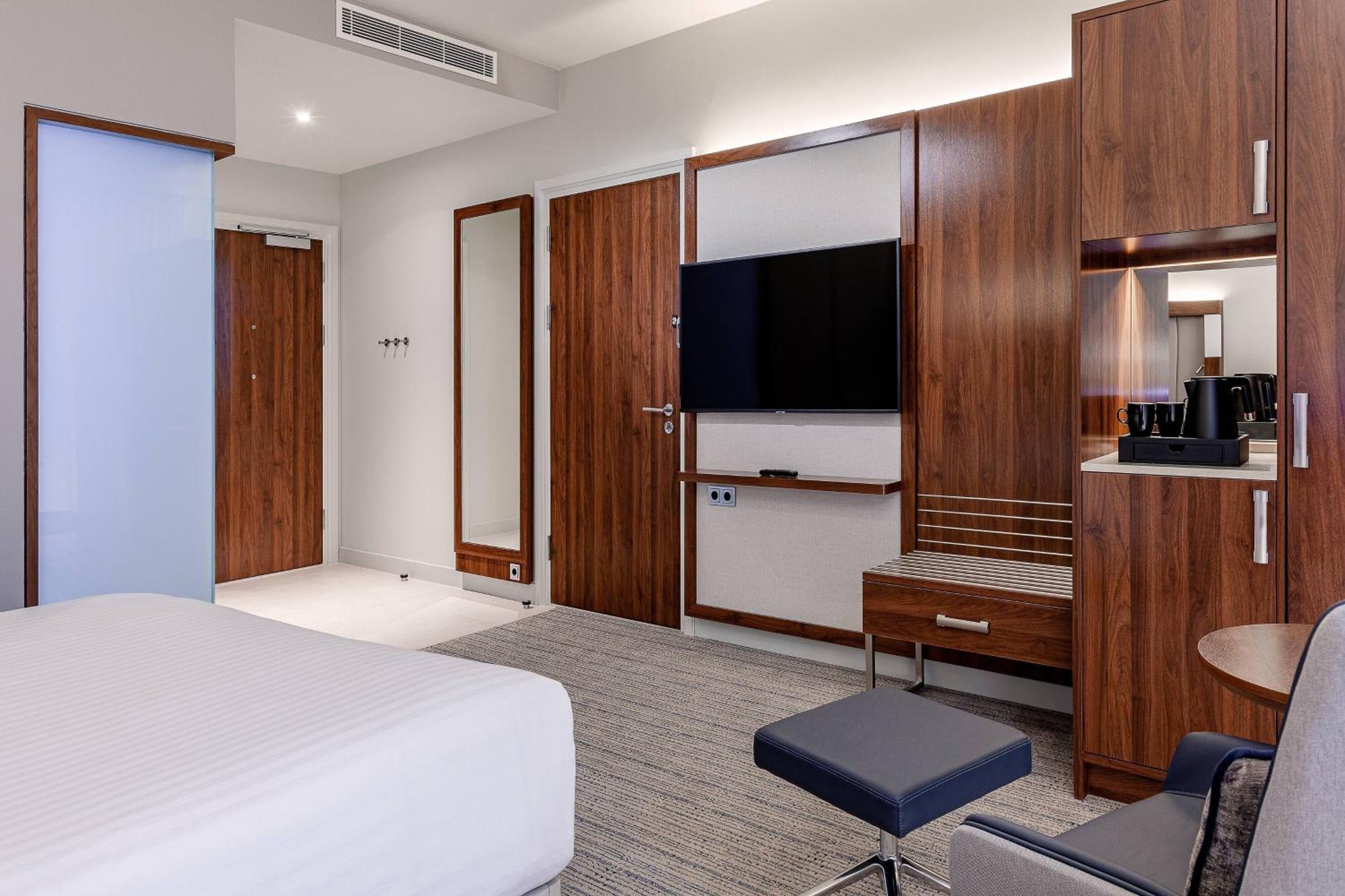 Deluxe, Guest room, 1 King - Photo 2