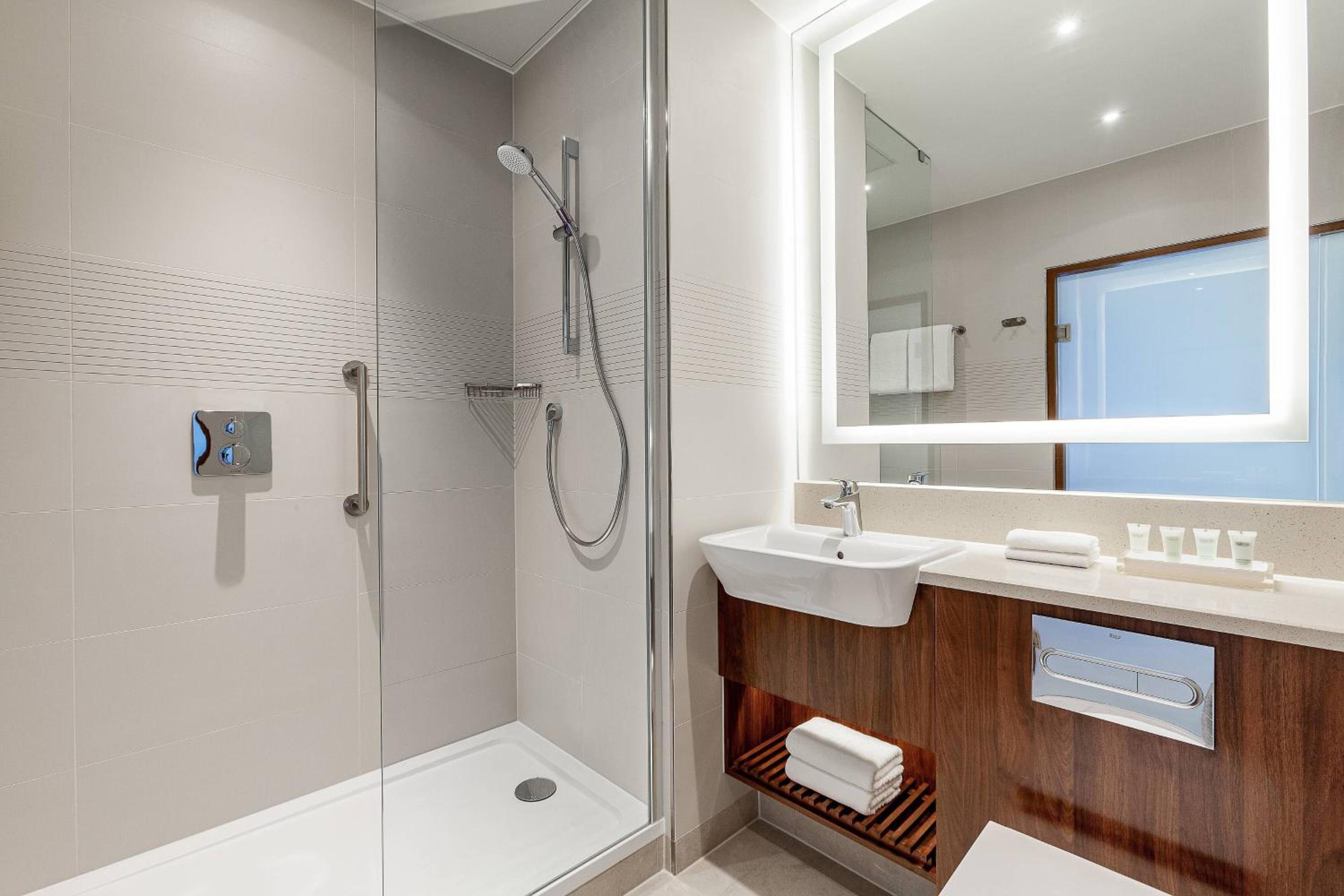 Deluxe, Guest room, 1 King - Photo 4