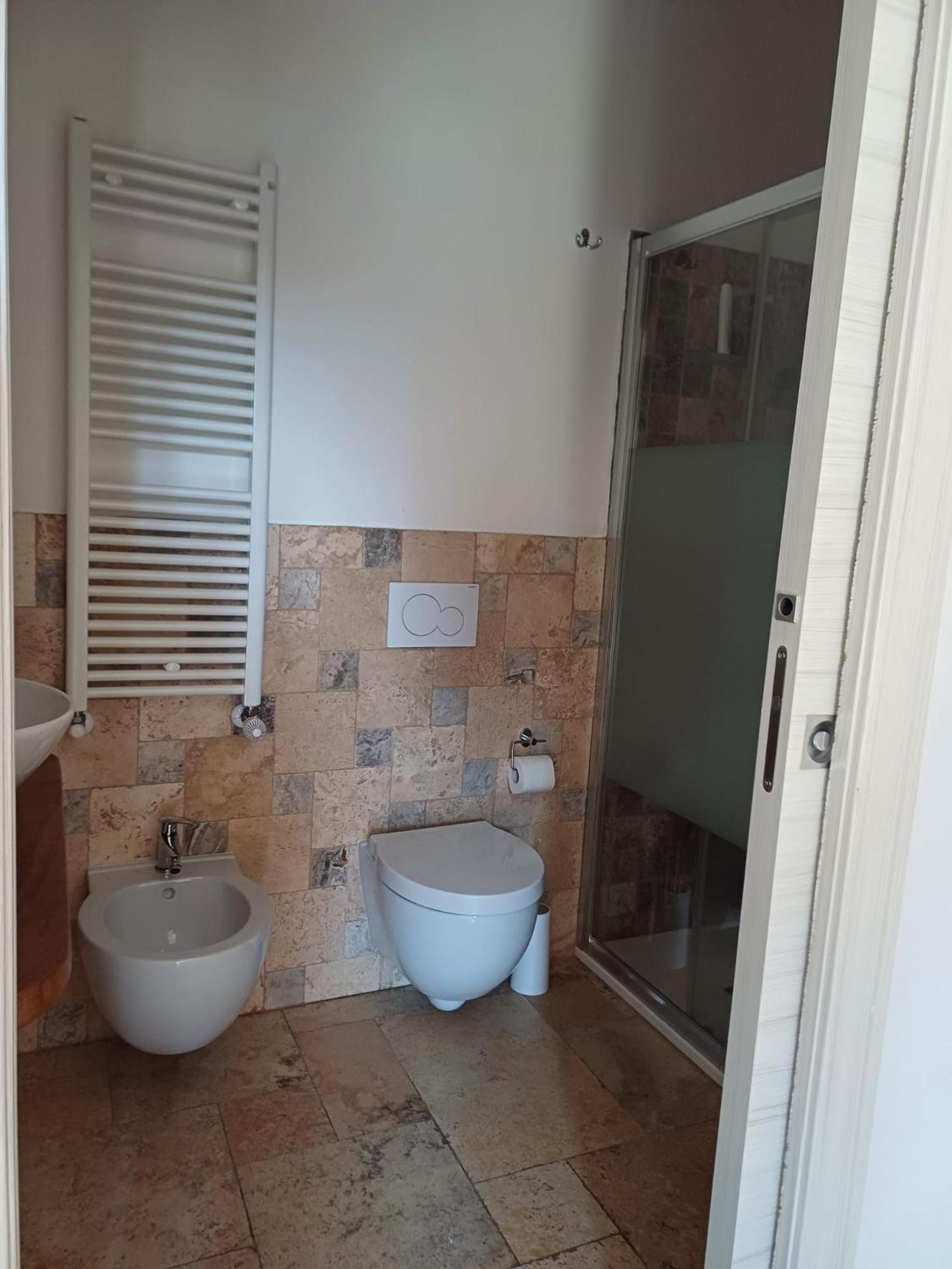 Large Double Room - Photo 7
