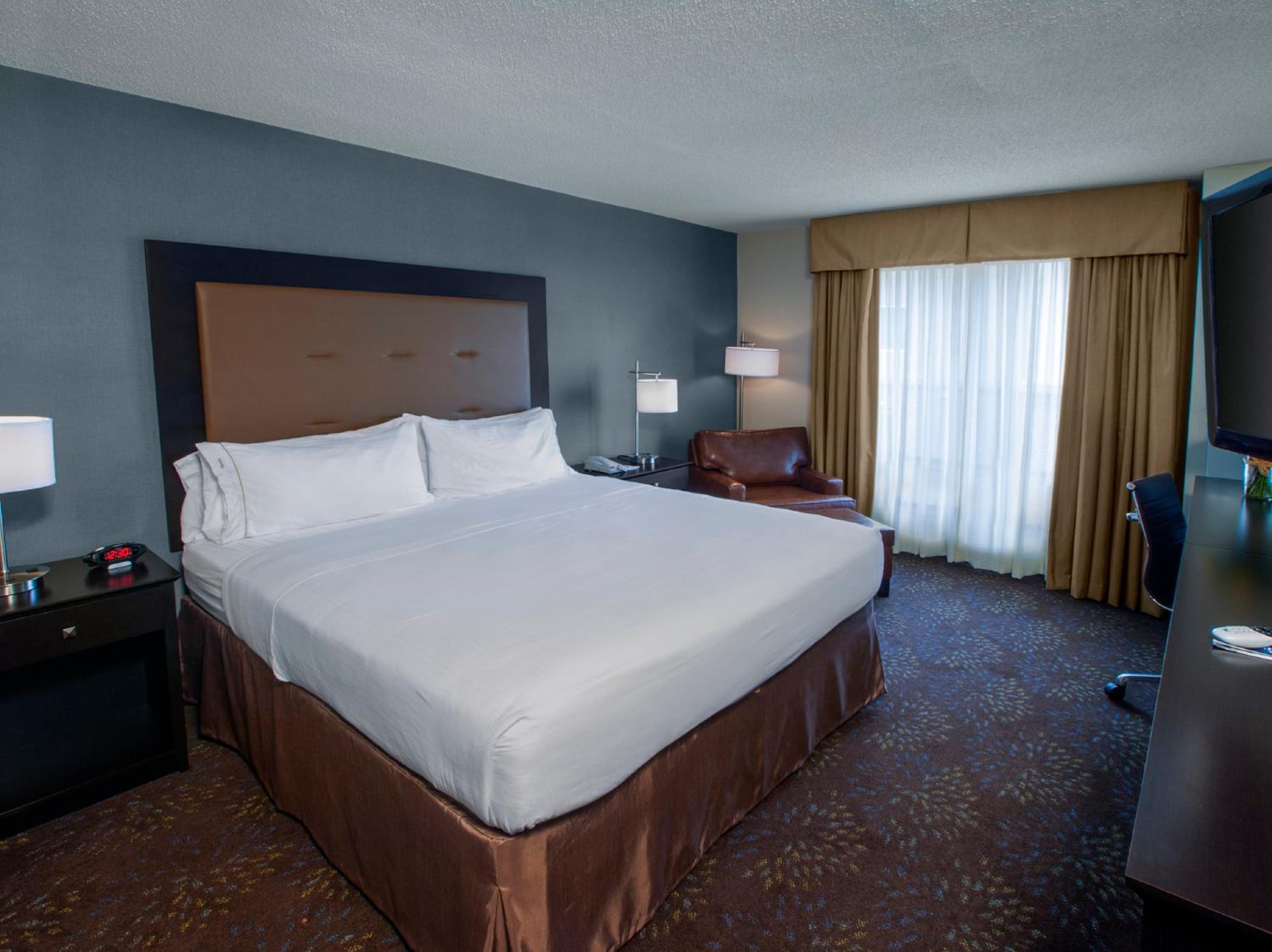 Standard King Room with Mobility Accessible Tub - Photo 3