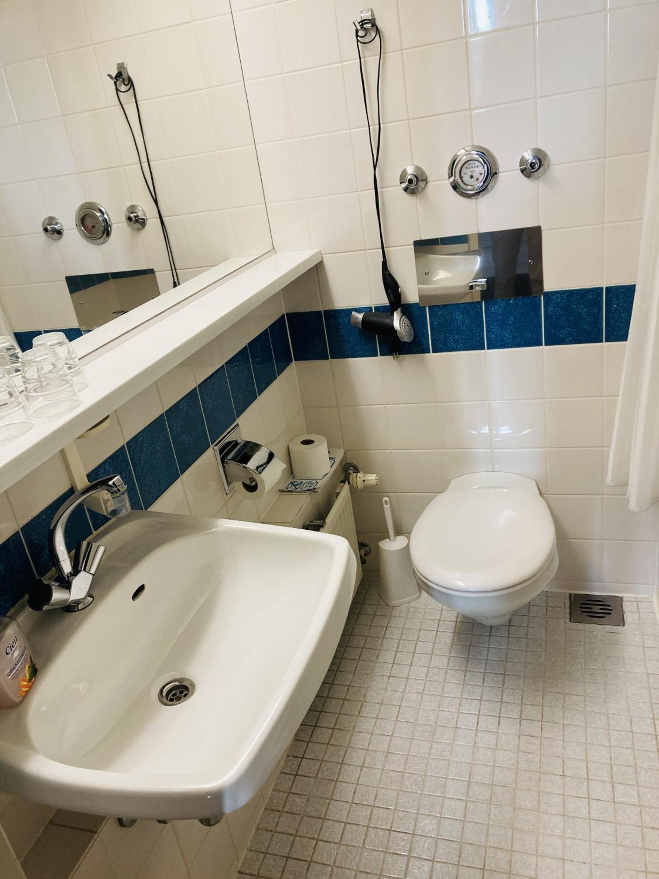 Standard Triple Room - Photo 8