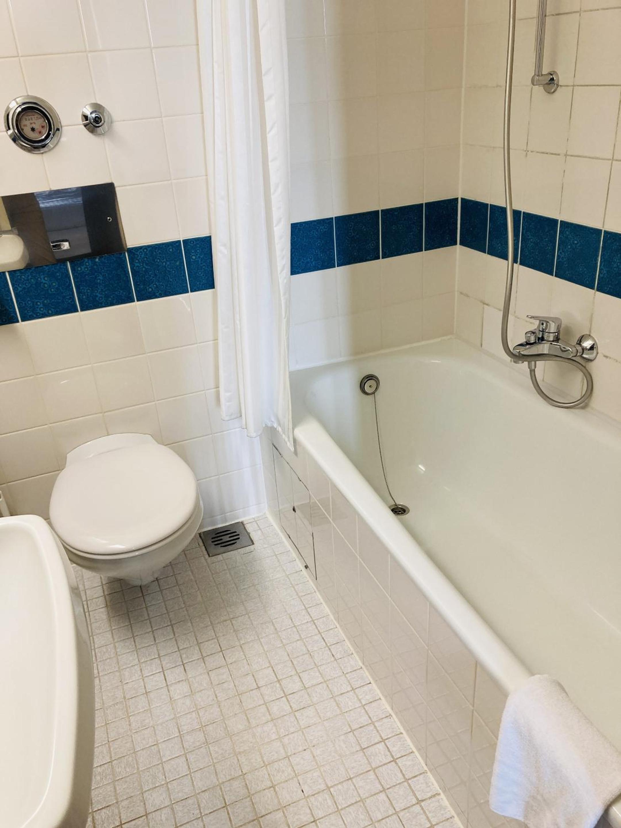 Standard Triple Room - Photo 9