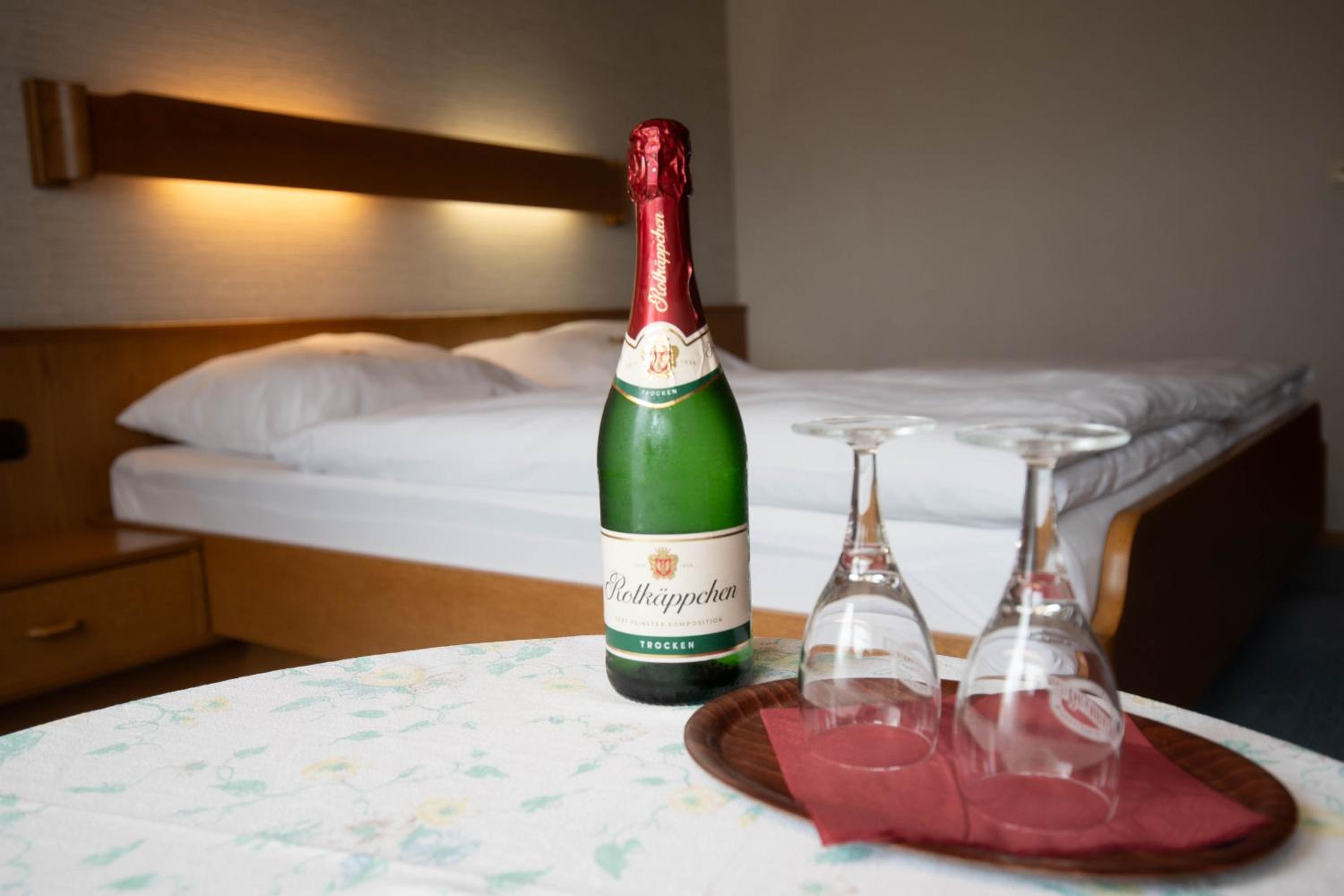 Double Room with Balcony - Photo 9