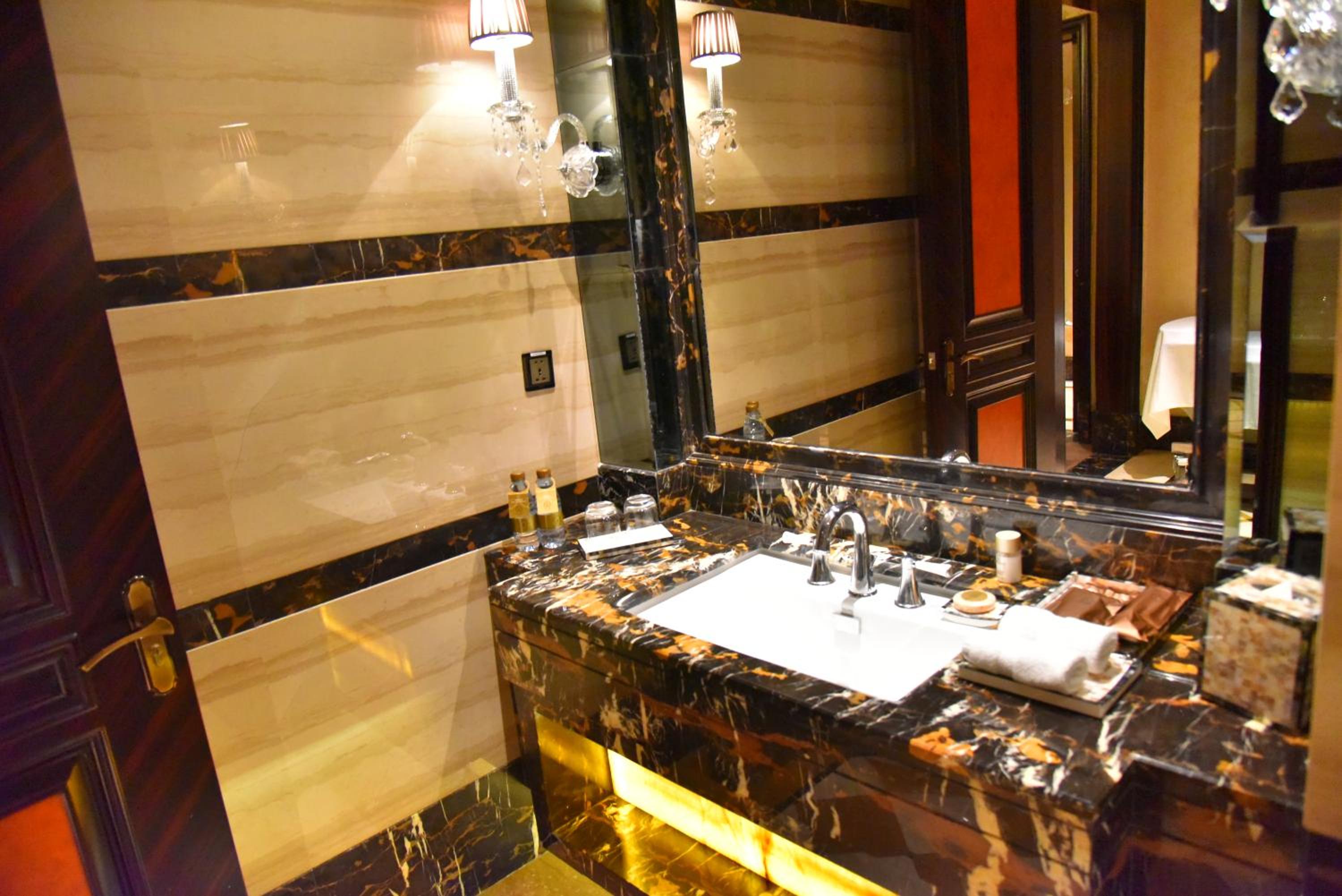 Executive Double Room thumbnail 5