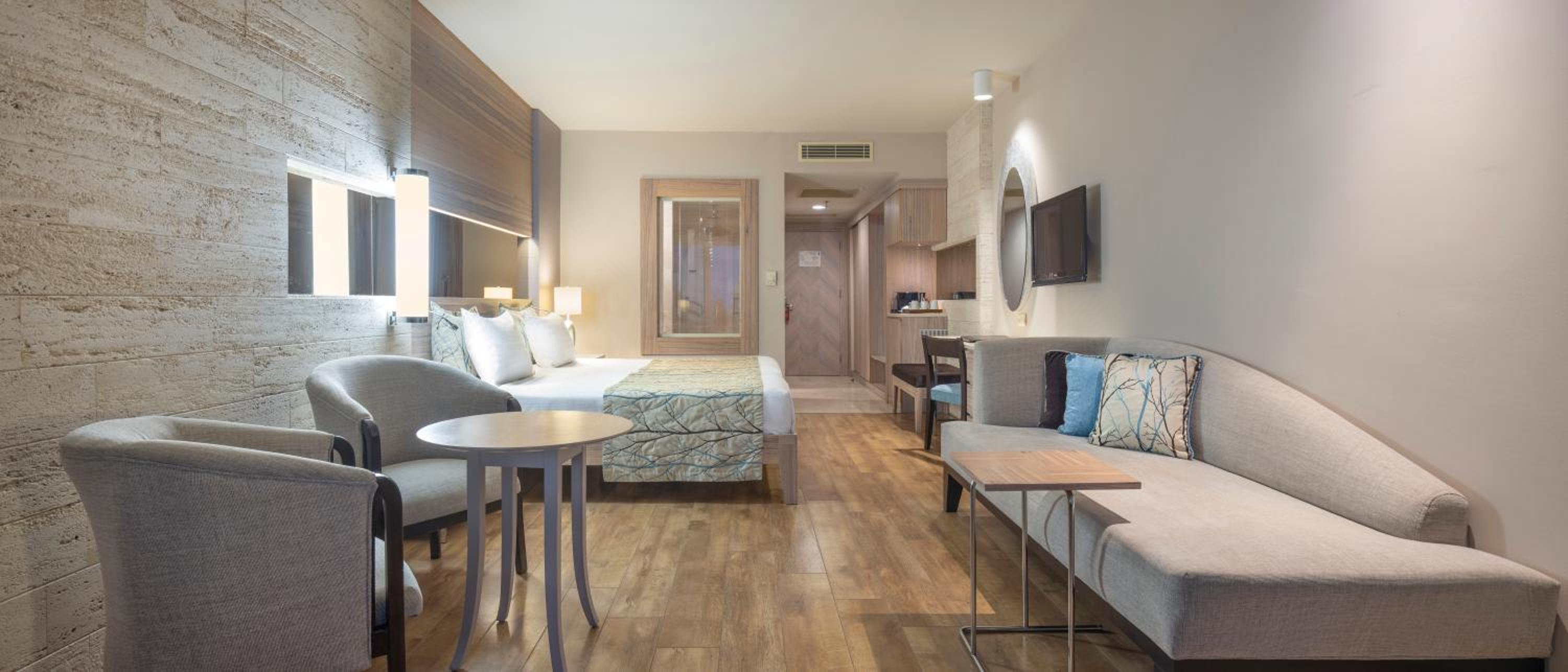 Habitación familiar con vista lateral al mar.