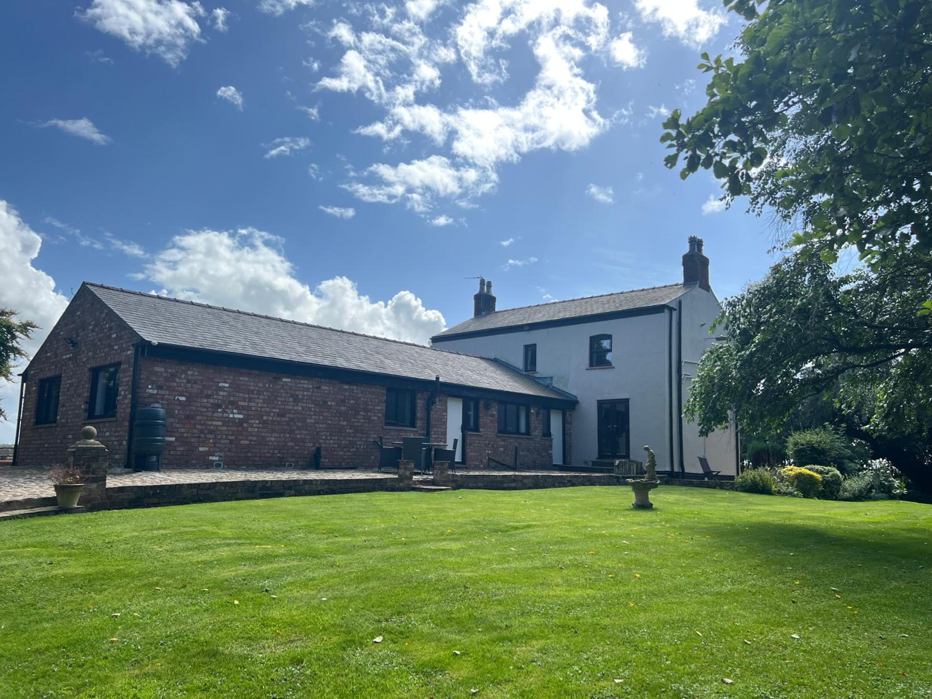 Six-Bedroom House photo 2
