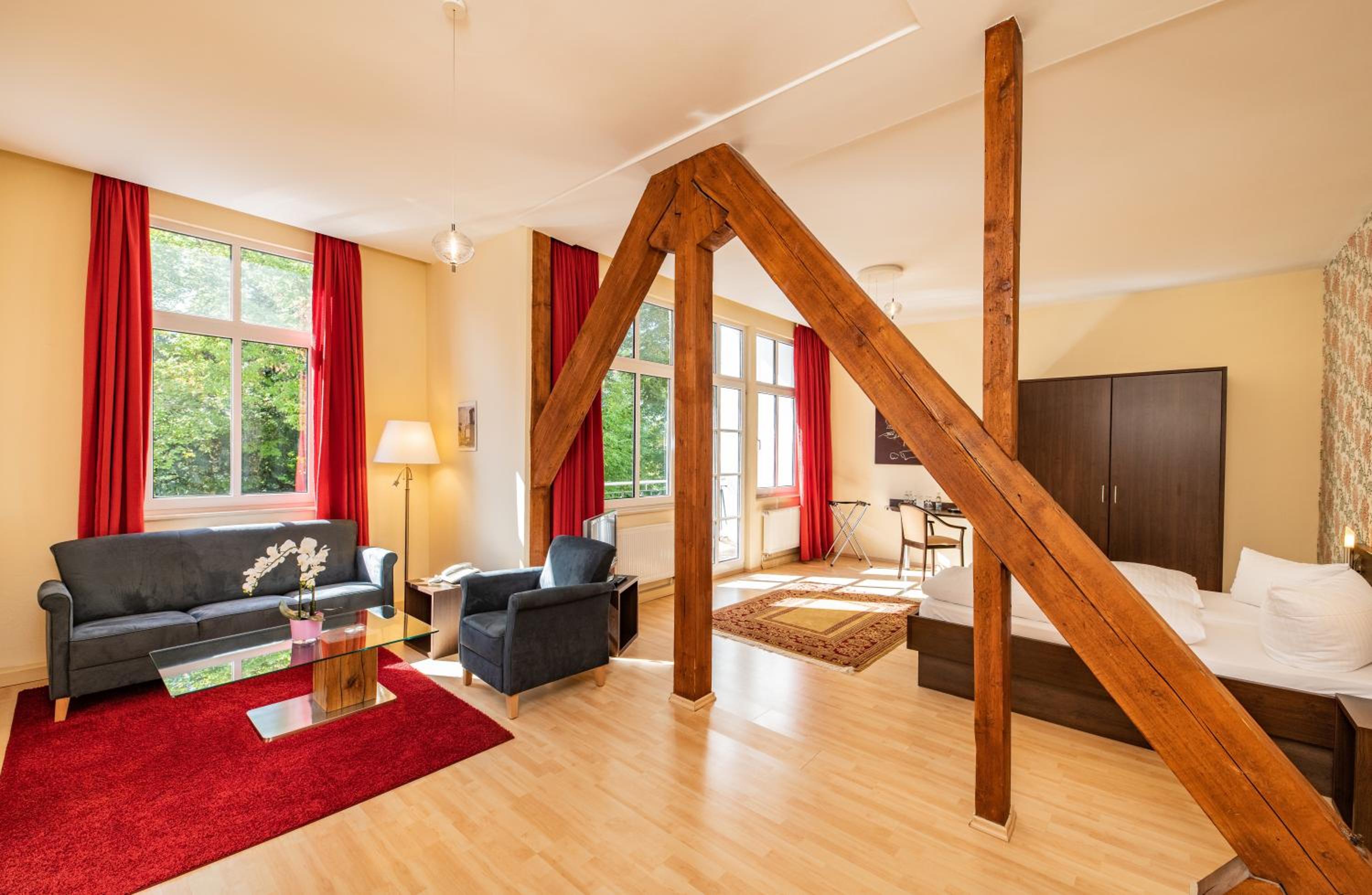 Family Suite with Balcony - Photo 4