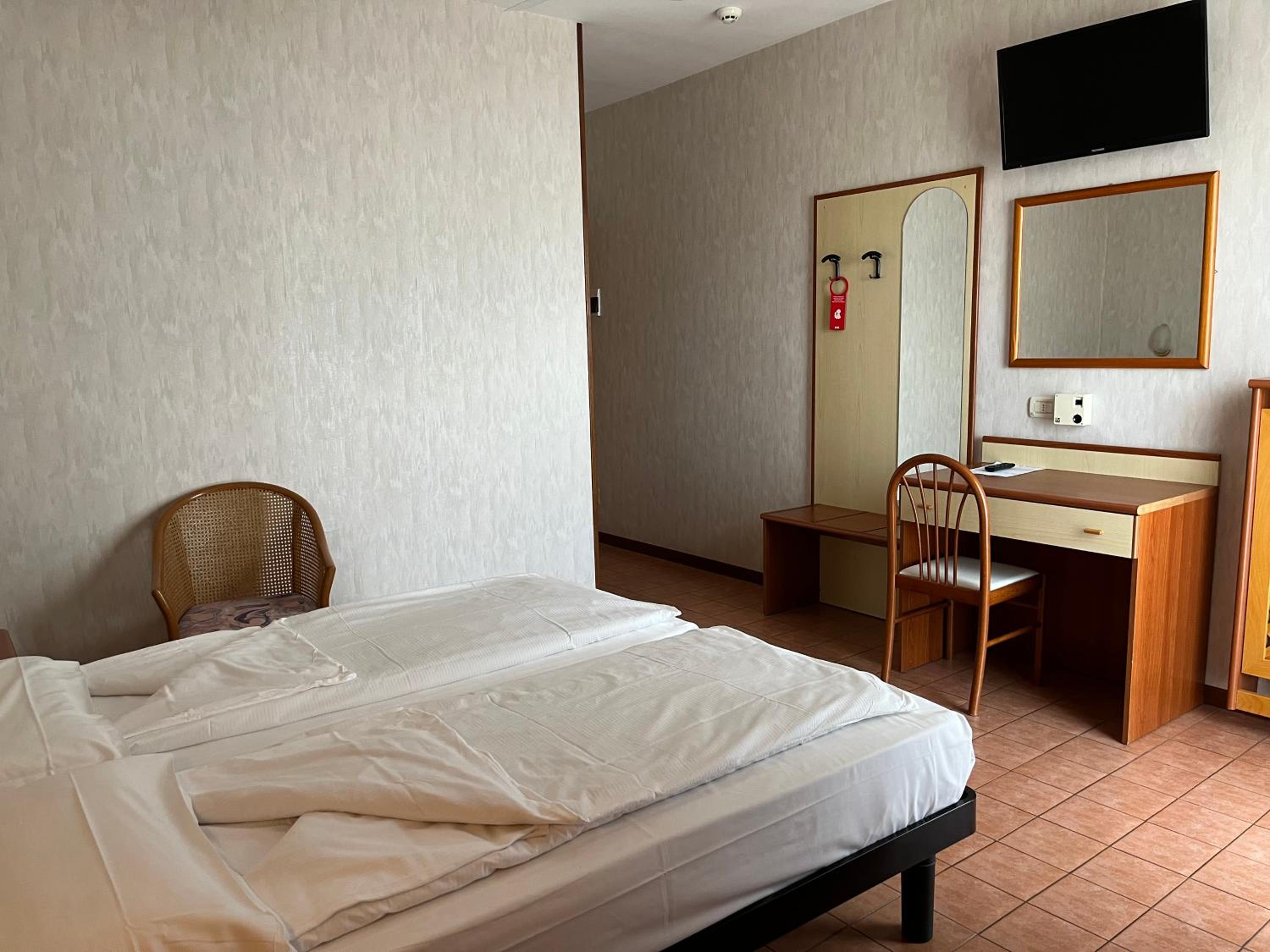 Twin Room with Private Bathroom - Photo 1
