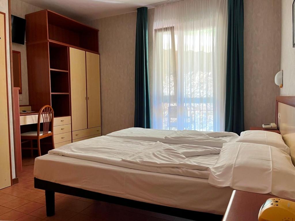 Twin Room with Private Bathroom - Photo 2