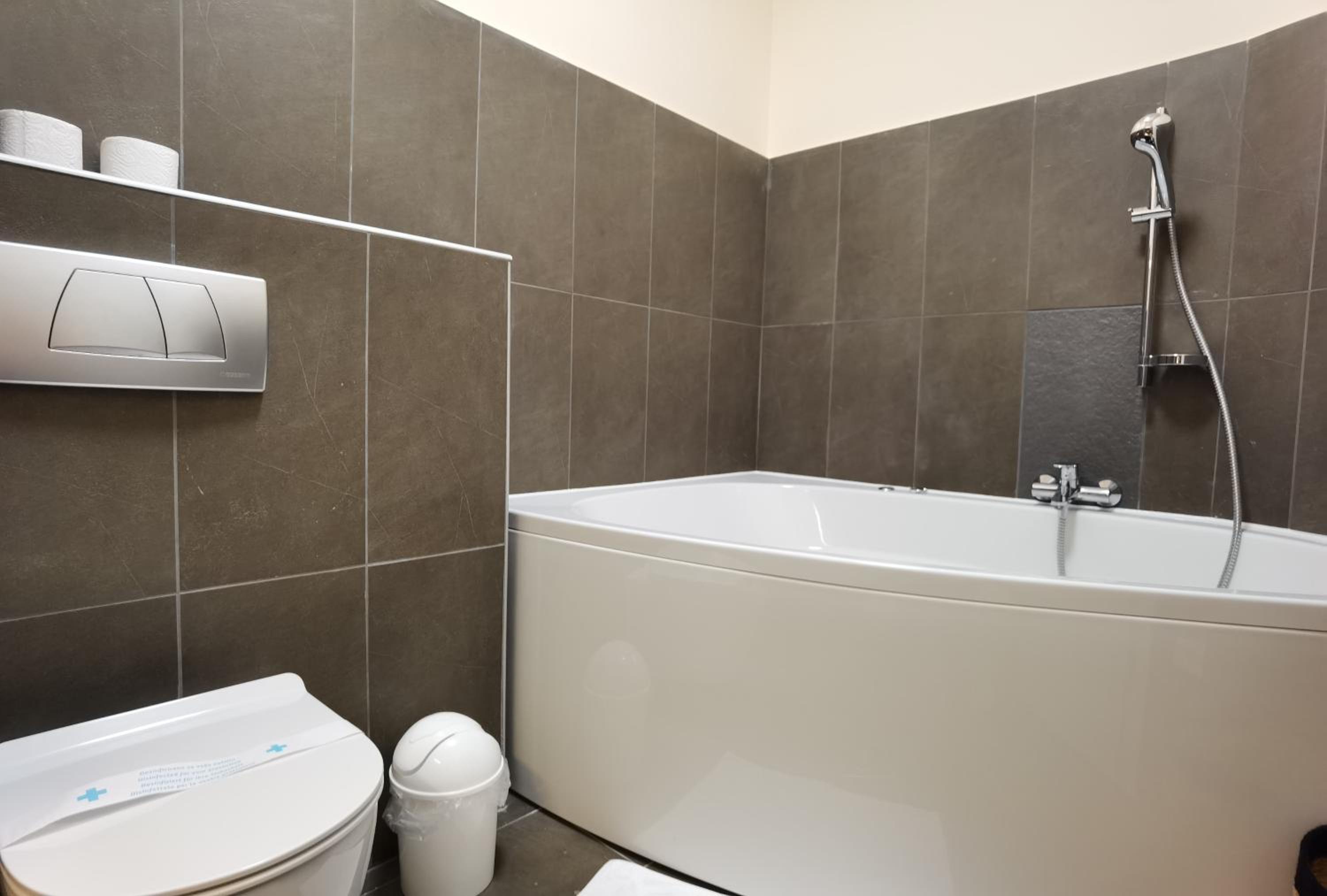 Deluxe Double Room - Photo 9