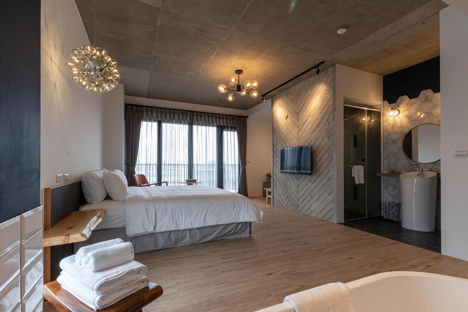 Queen Room with Balcony photo 2