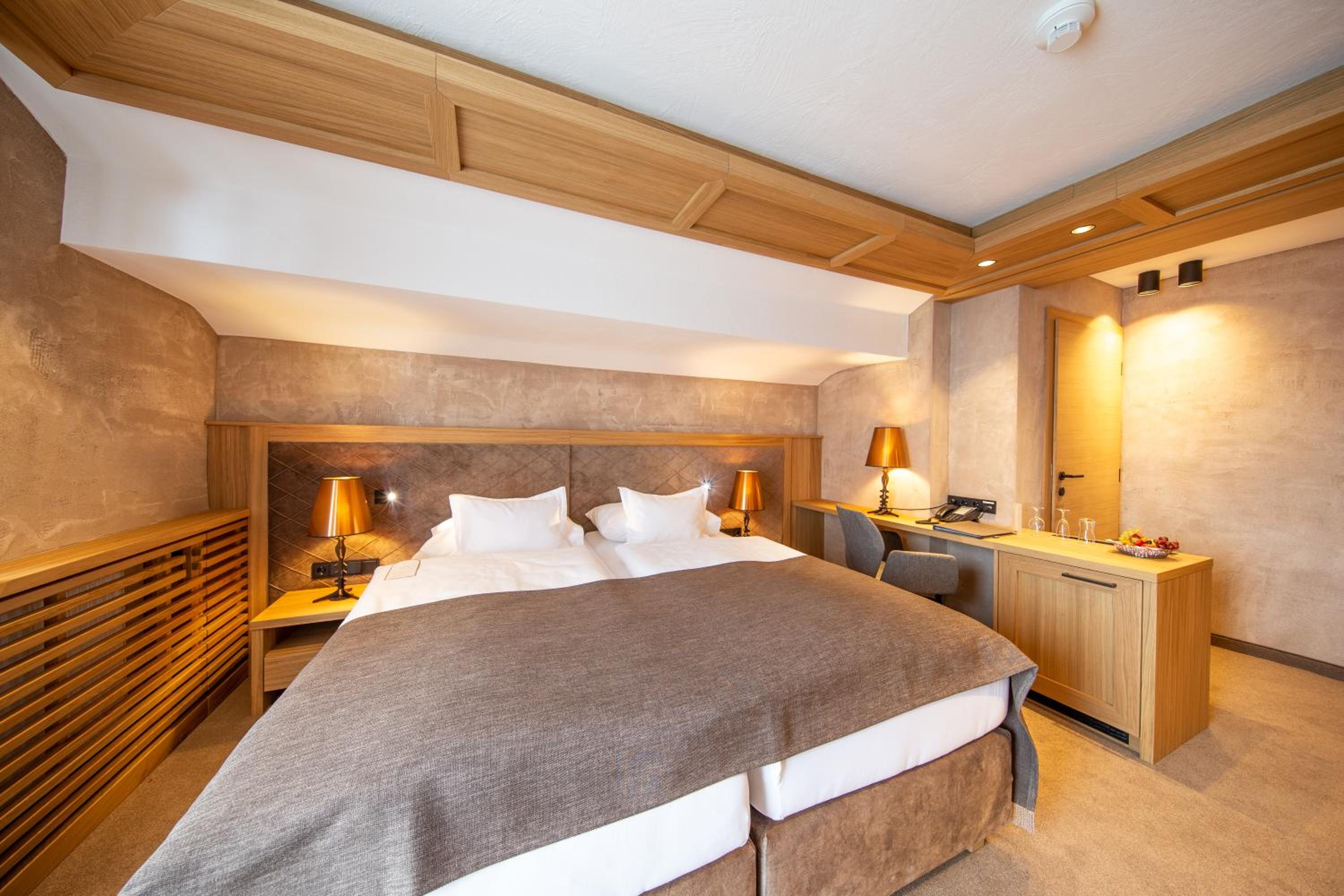 One-Bedroom Suite with Balcony - Annex photo 1