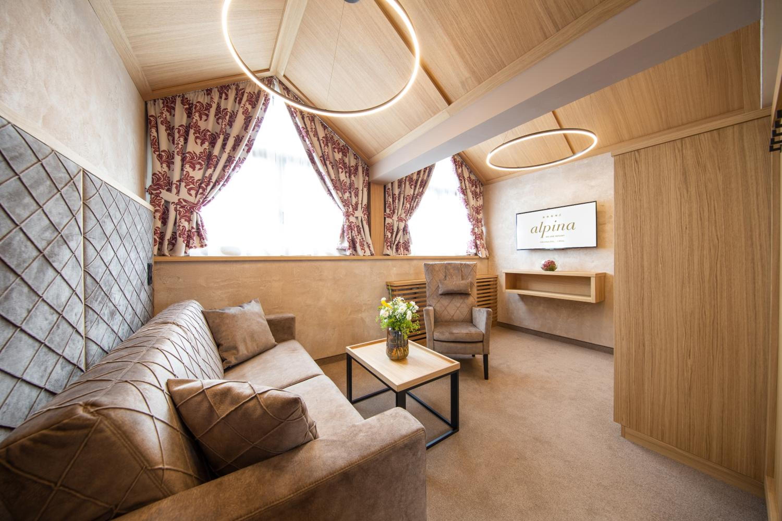 One-Bedroom Suite with Balcony - Annex photo 2