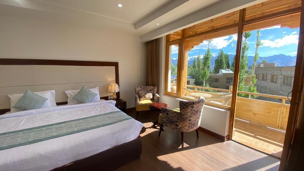 Double Room with Balcony (2 Adults + 1 Child) photo 2