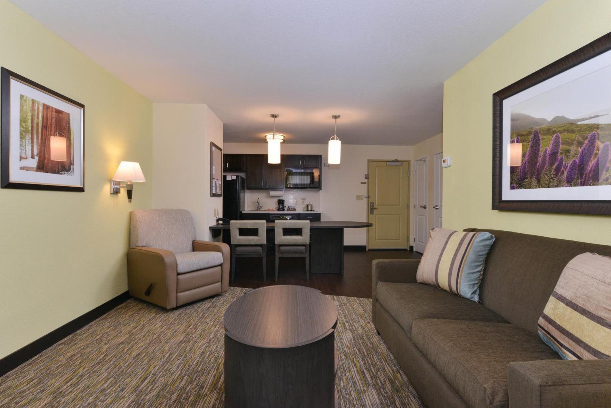 One-Bedroom Queen Suite photo 3