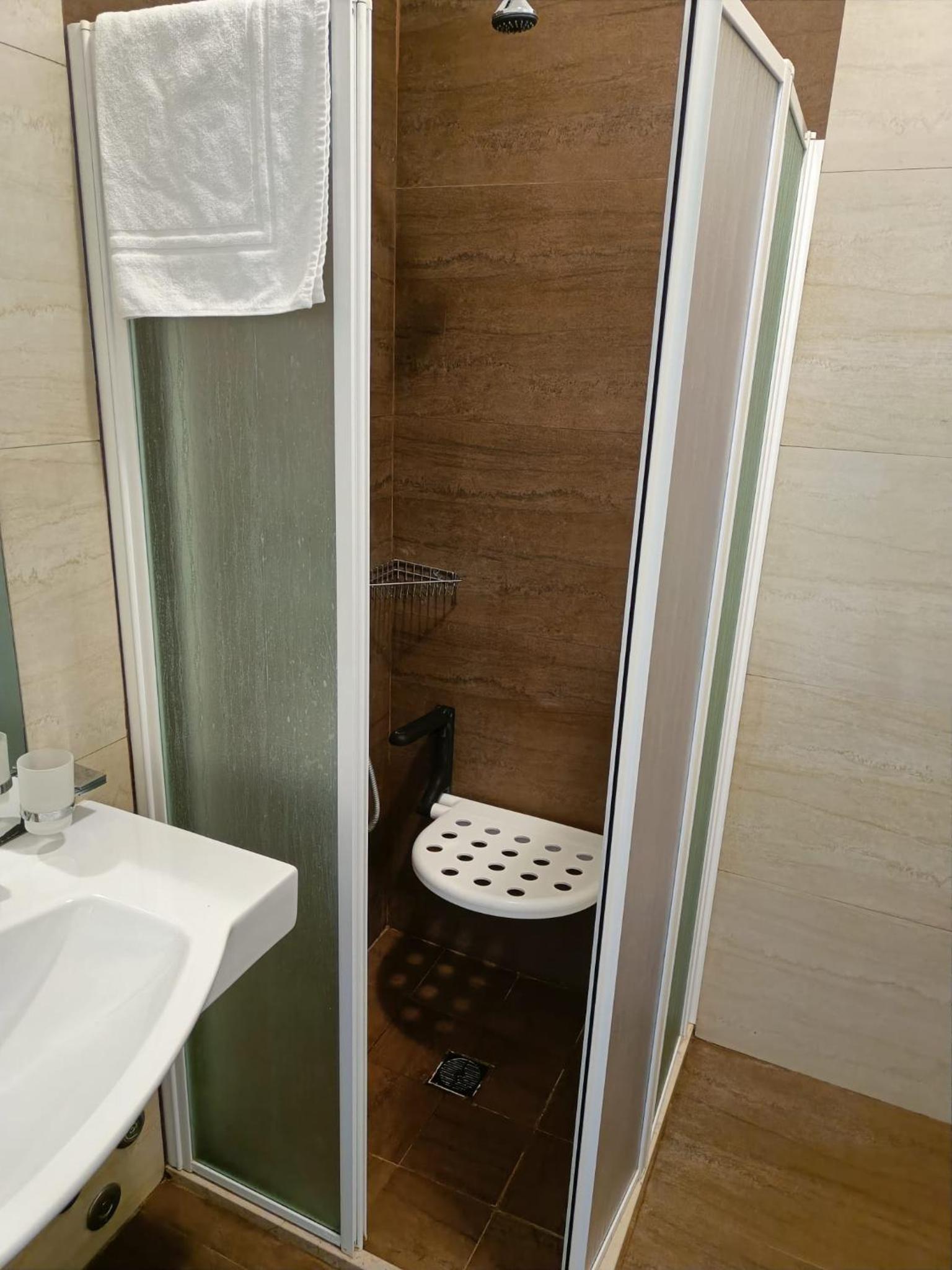 Double Room - Disability Access - Photo 4