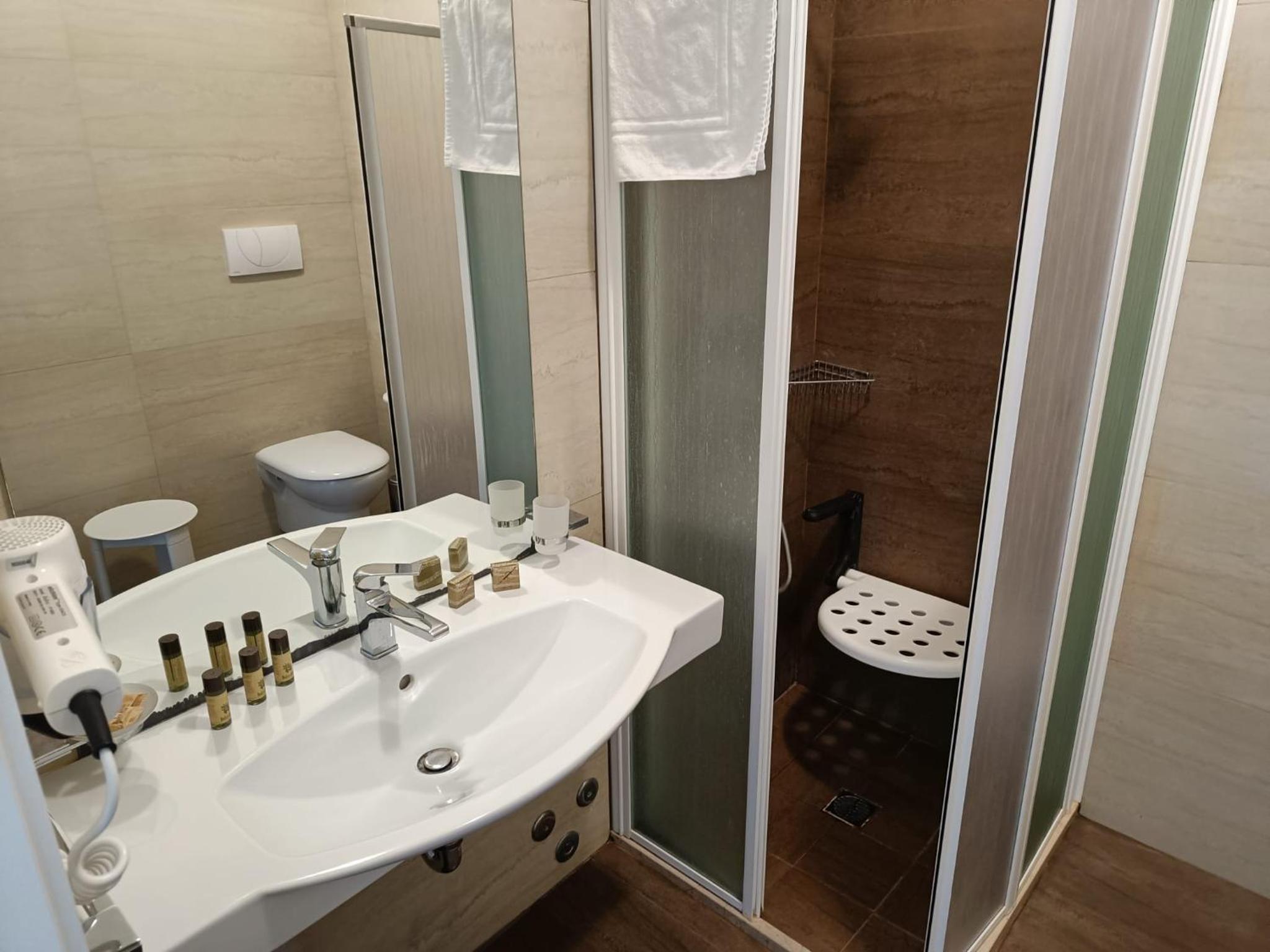 Double Room - Disability Access - Photo 2