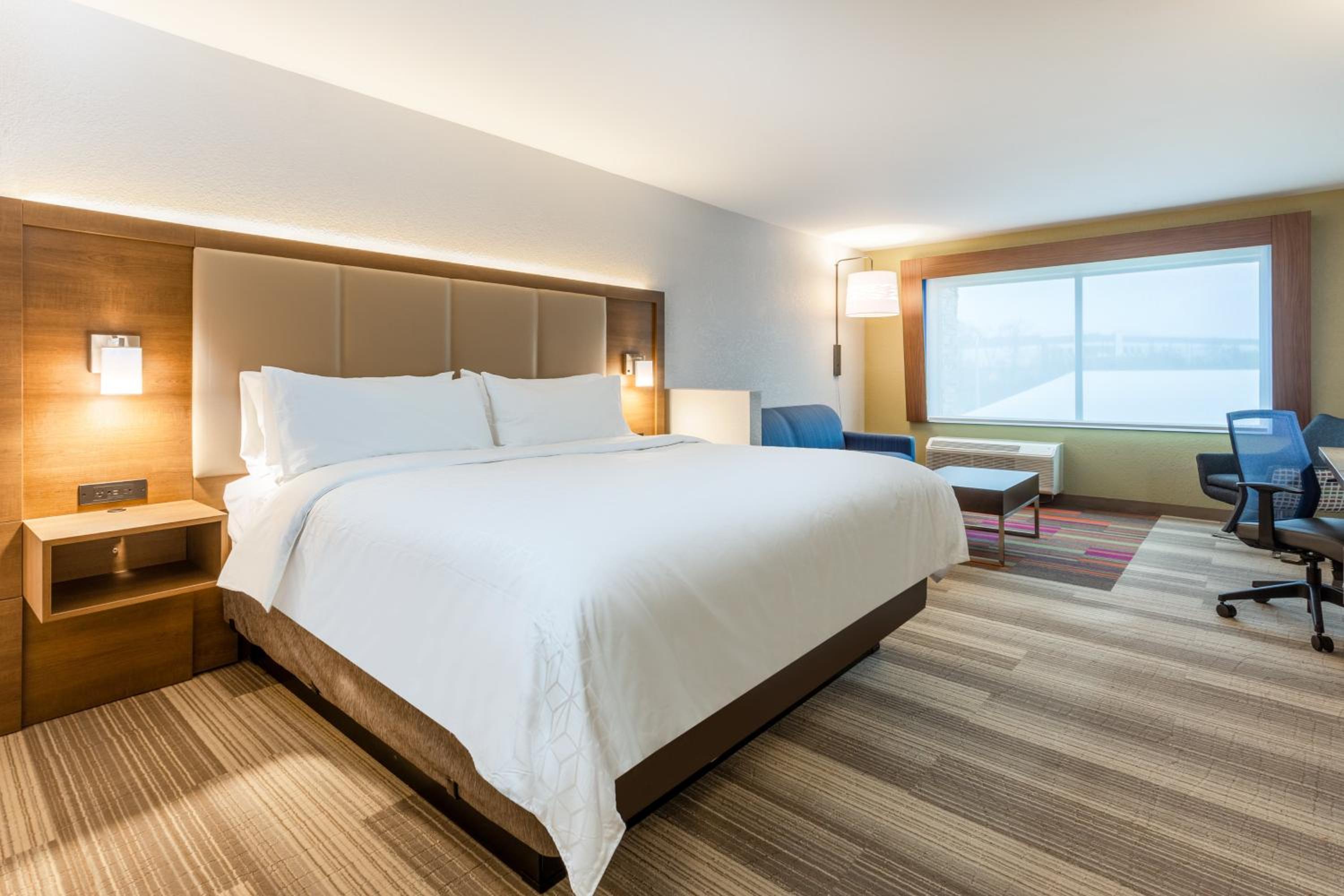 Suite with Two Queen Beds - Communications and Mobility Access - Photo 3