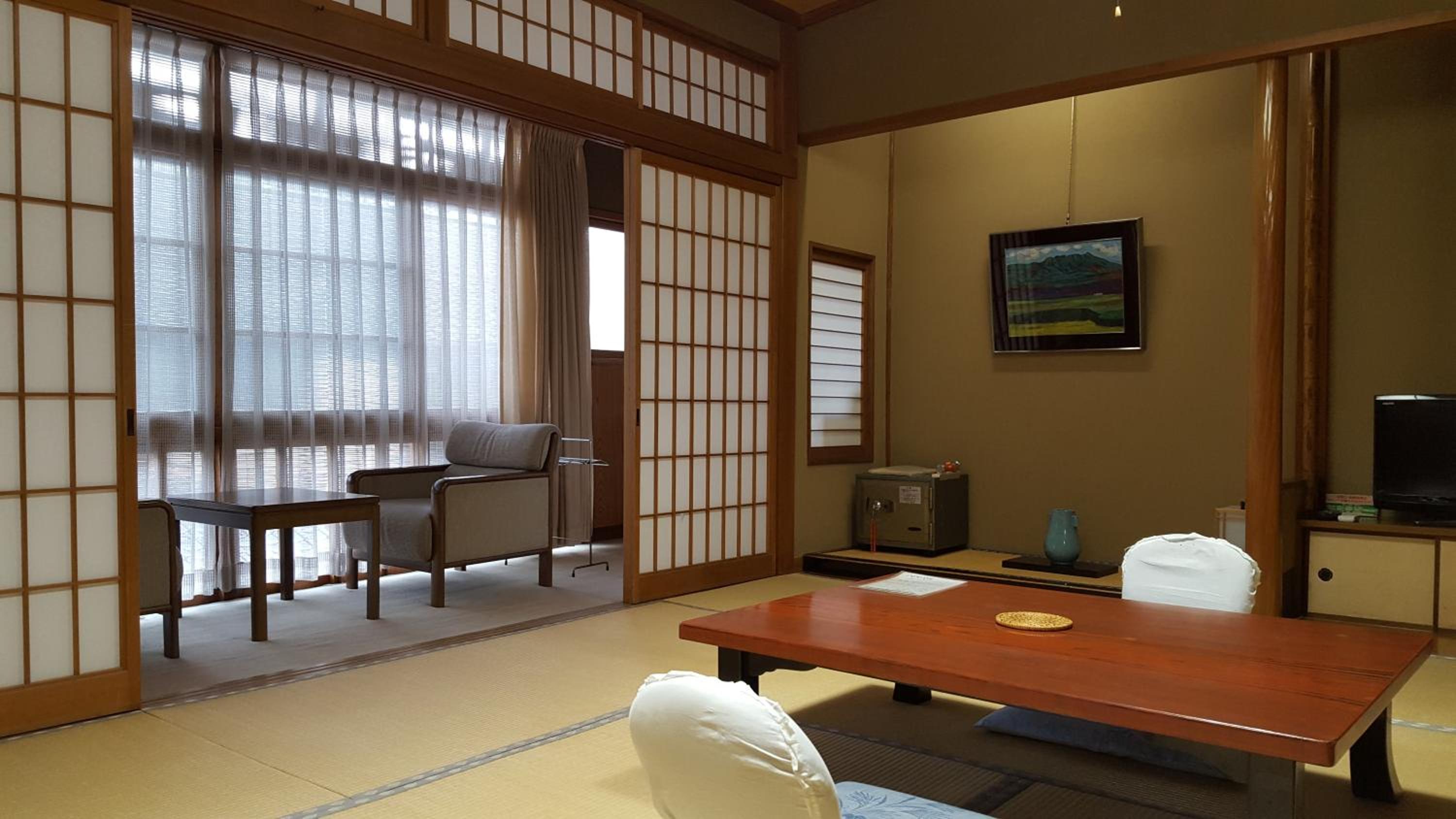 Japanese-Style Room with Shared Bathroom photo 2