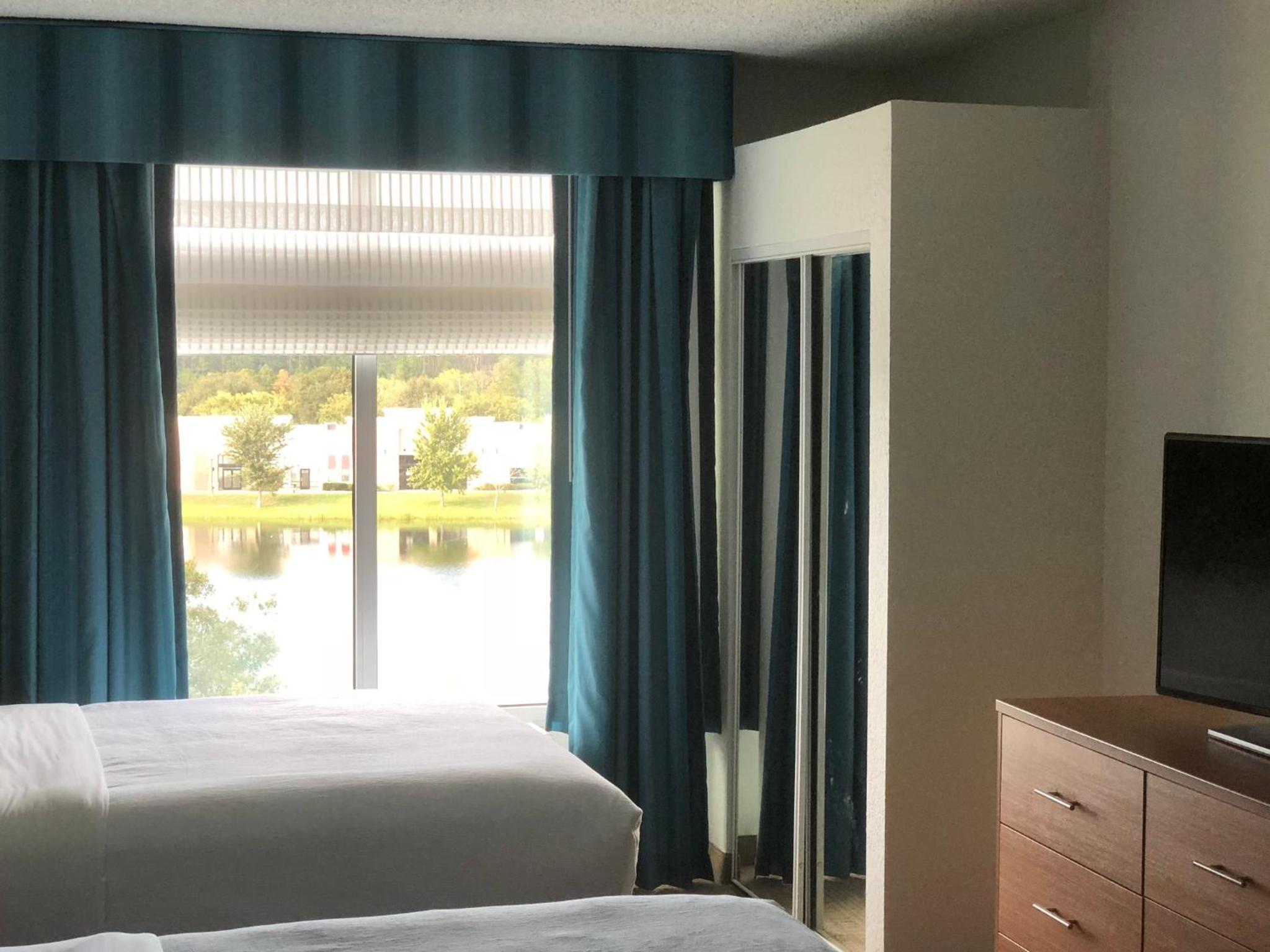 Queen Room with Two Queen Beds with Lakeview - Photo 8