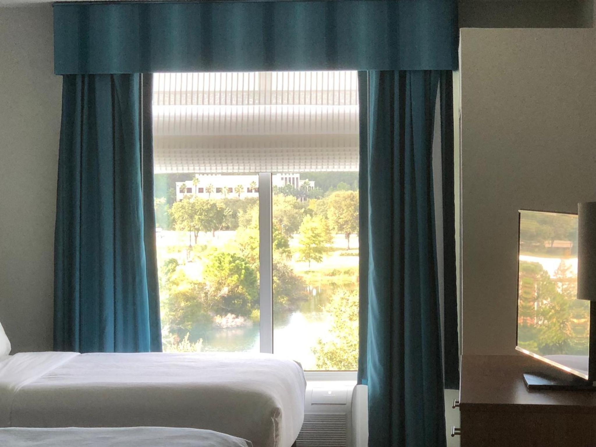 Queen Room with Two Queen Beds with Lakeview - Photo 5