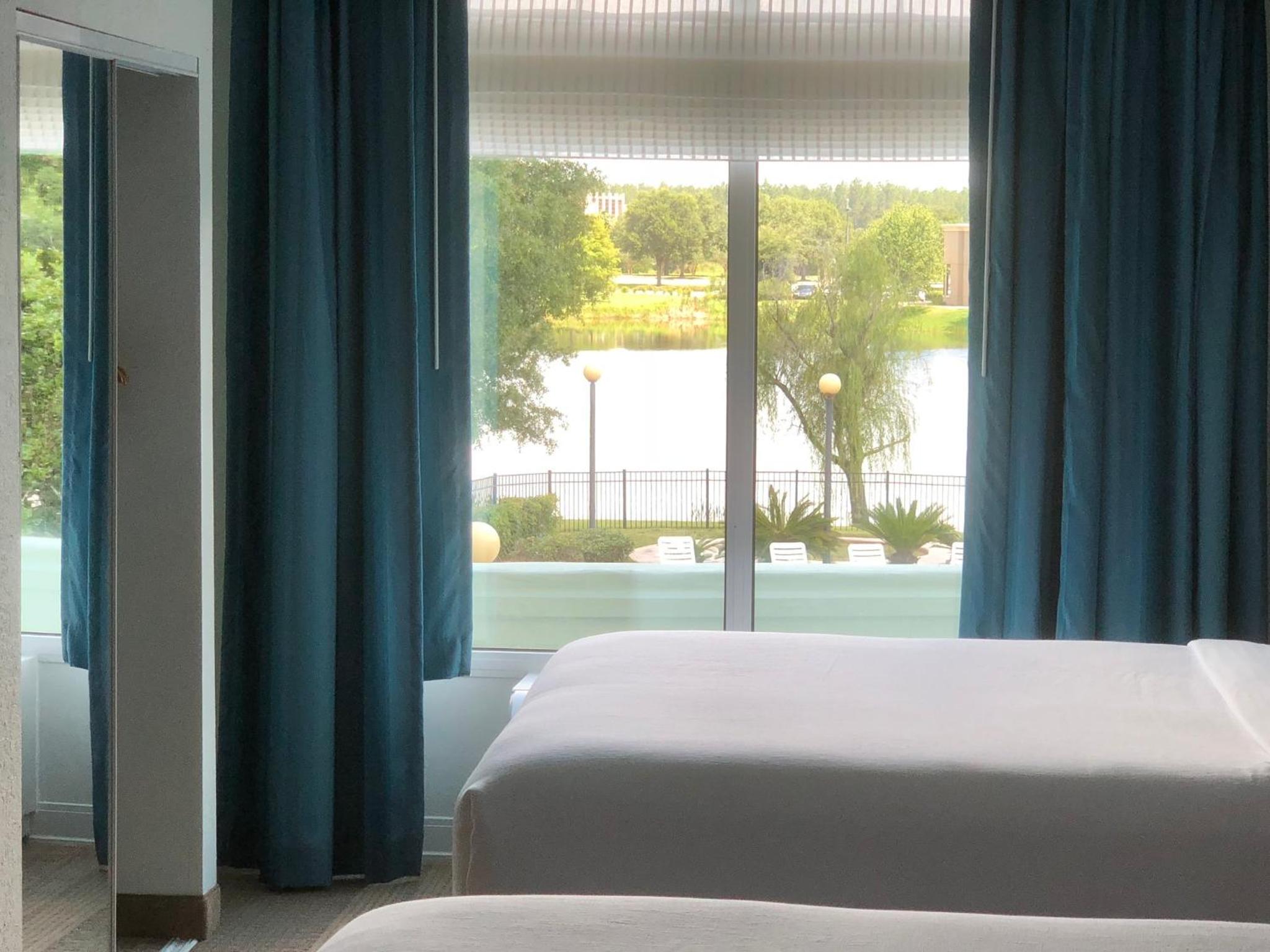 Queen Room with Two Queen Beds with Lakeview - Photo 3