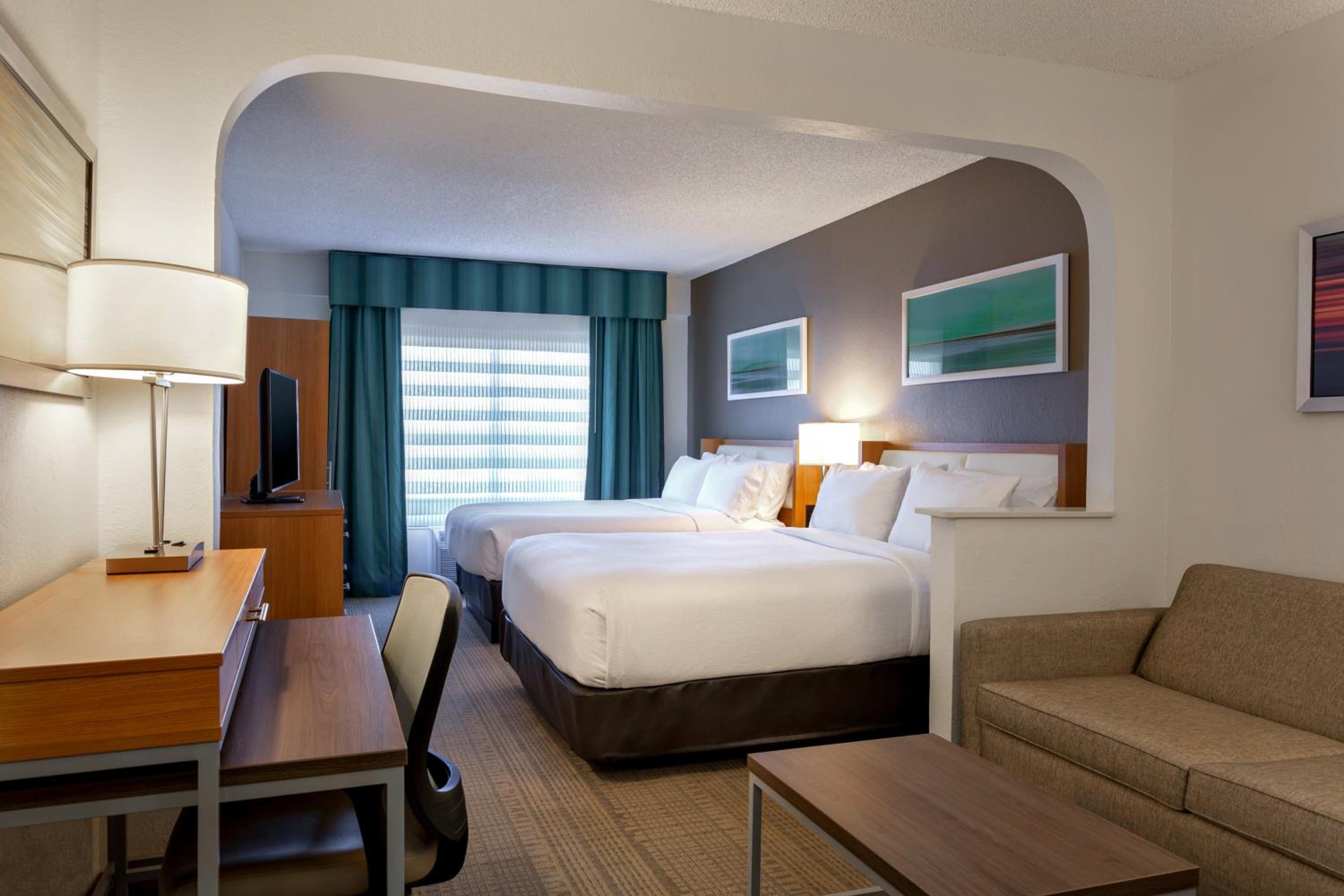 Standard Room with Two Queen Beds - Photo 8