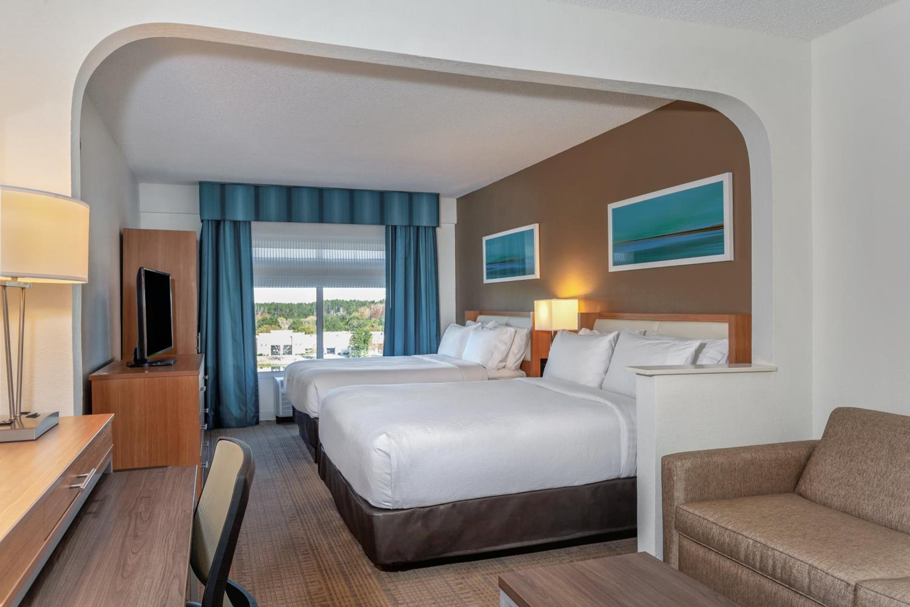 Queen Room with Two Queen Beds with Lakeview - Photo 10
